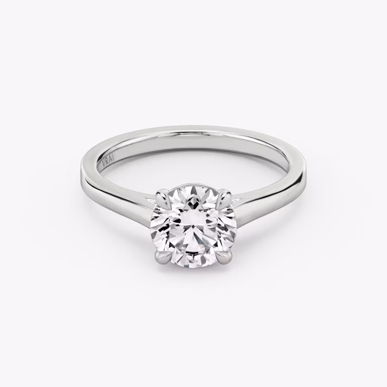 White gold Engagement ring with round brilliant diamond