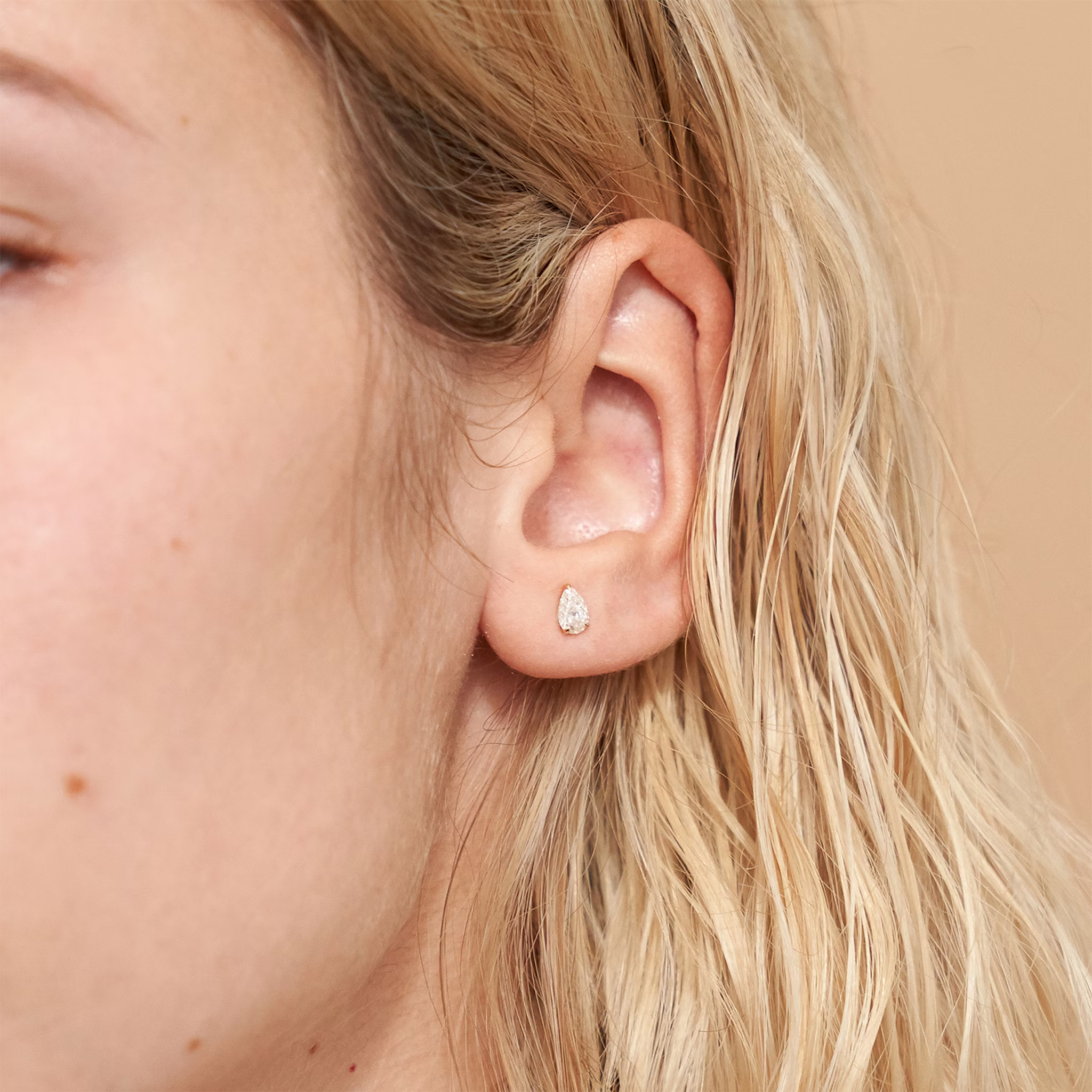 VRAI Solitaire Stud | Pear | 14k | Yellow Gold | diamondColor: near-colorless | caratWeight: 0.25ct