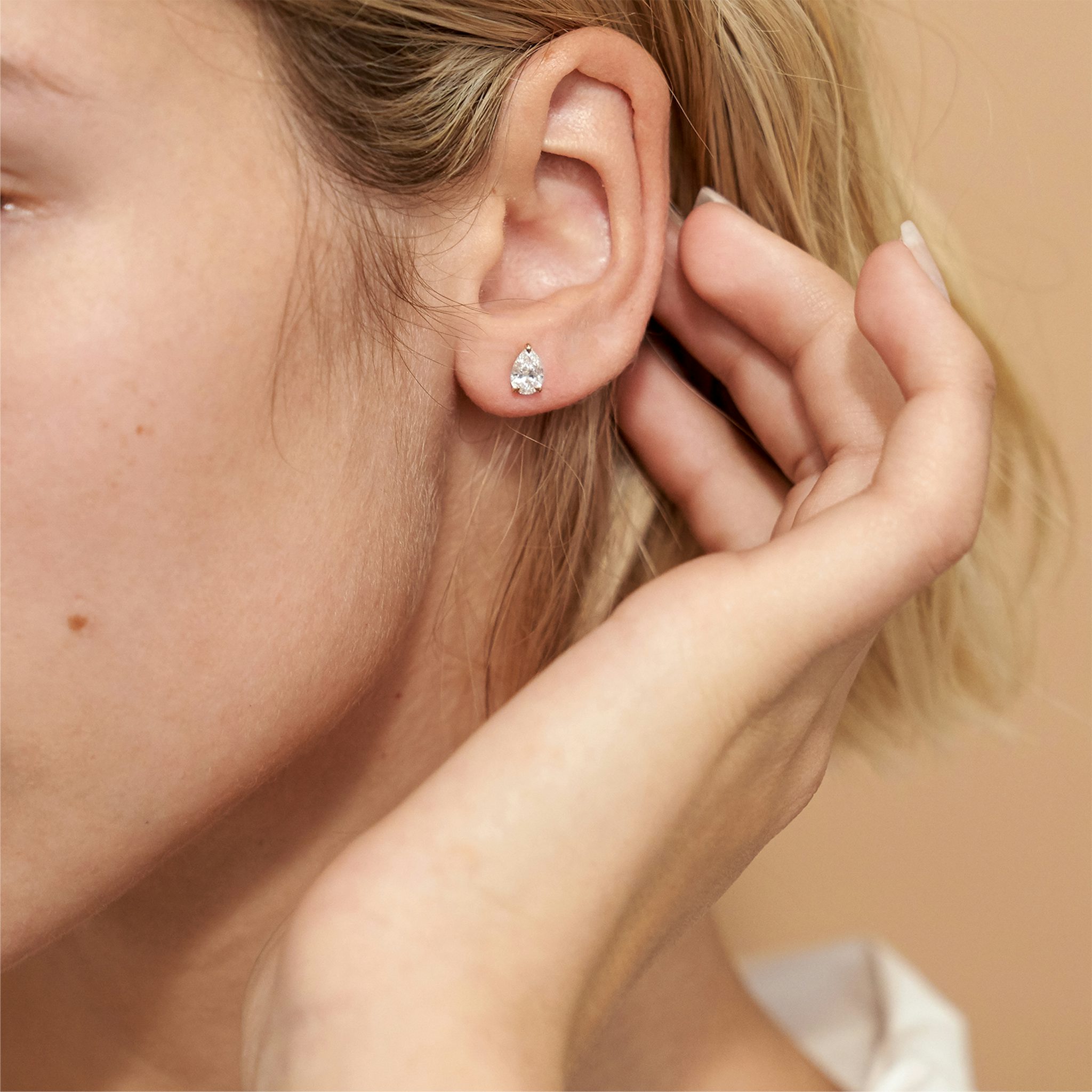 VRAI Solitaire Stud | Pear | 14k | Yellow Gold | diamondColor: near-colorless | caratWeight: 0.50ct