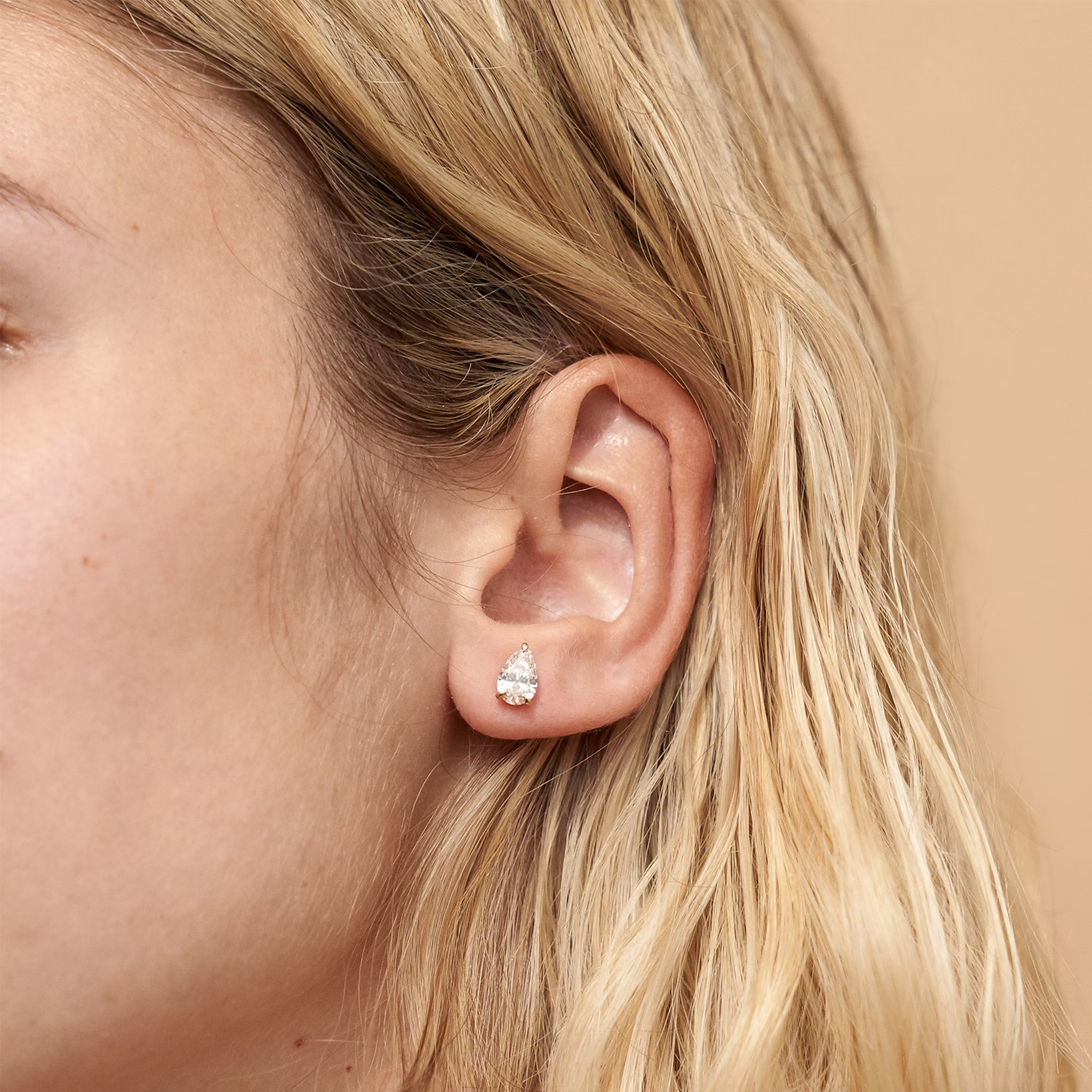 VRAI Solitaire Stud | Pear | 14k | Yellow Gold | diamondColor: near-colorless | caratWeight: 0.75ct