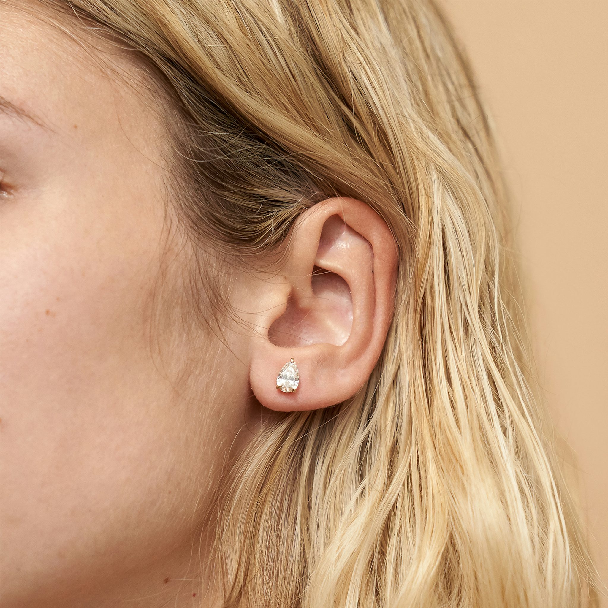 VRAI Solitaire Stud | Pear | 14k | Yellow Gold | diamondColor: near-colorless | caratWeight: 0.75ct