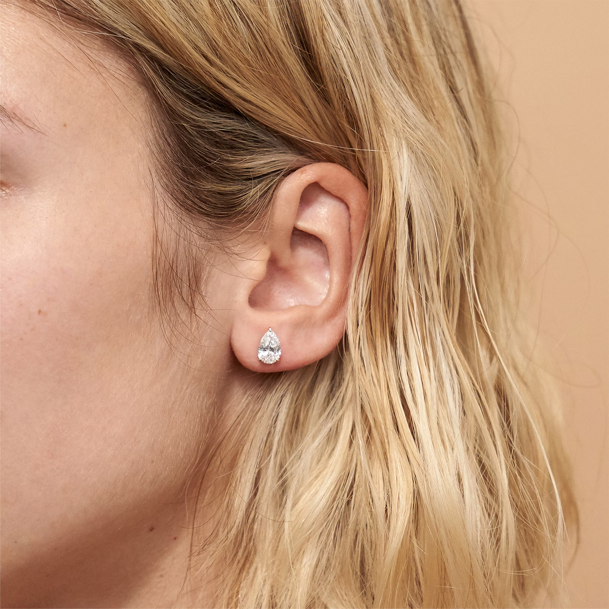 VRAI Solitaire Stud | Pear | 14k | White Gold | diamondColor: near-colorless | caratWeight: 1.0ct