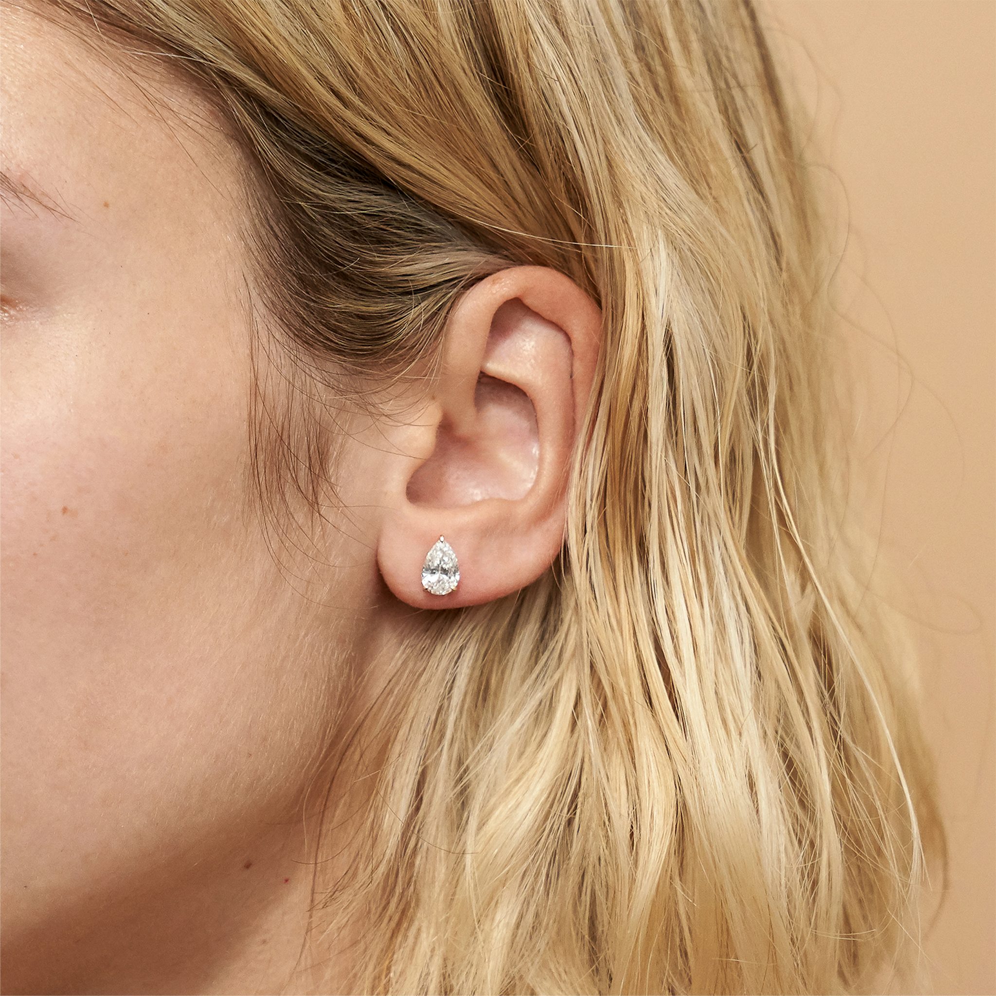 VRAI Solitaire Stud | Pear | 14k | White Gold | diamondColor: near-colorless | caratWeight: 1.0ct