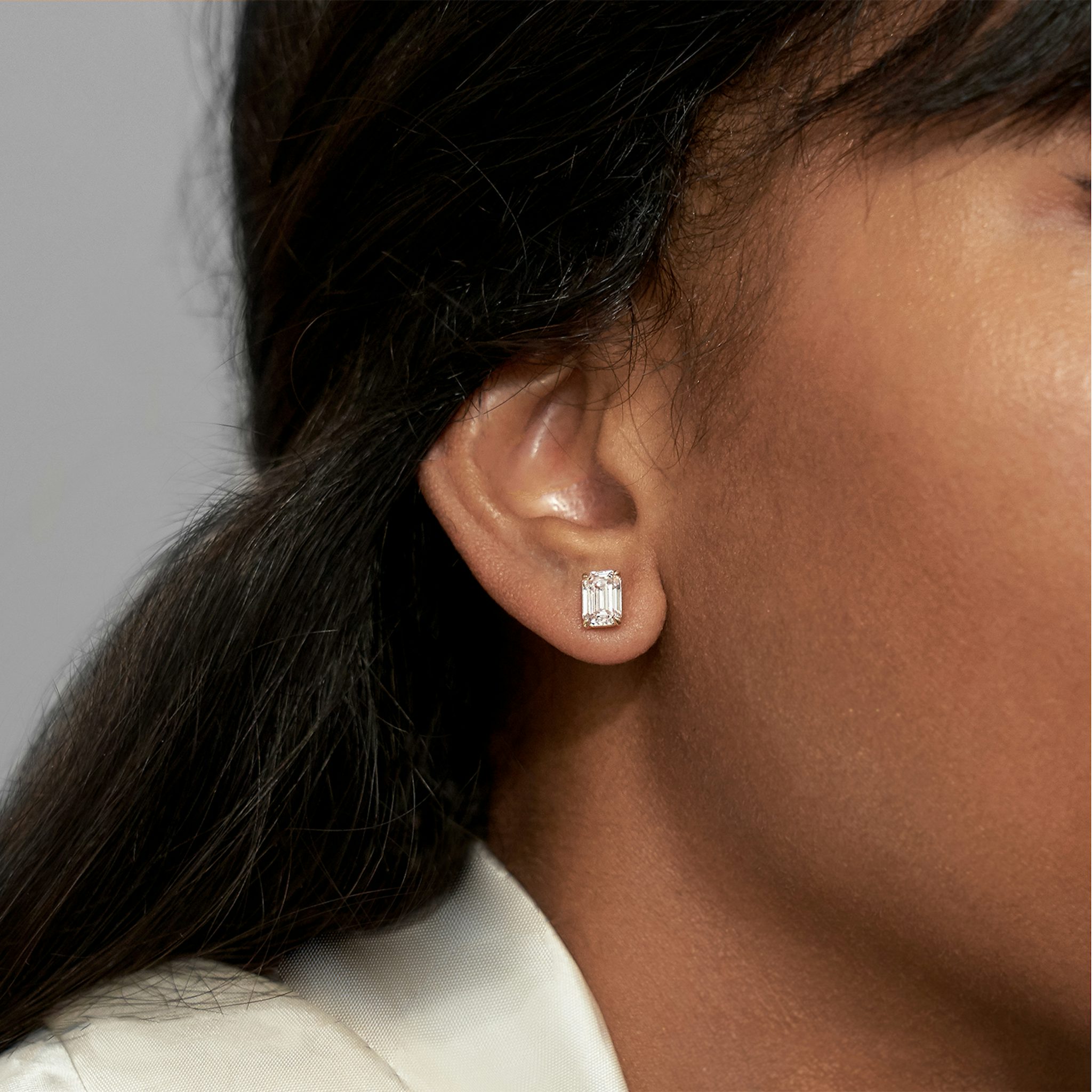 VRAI Solitaire Stud | Emerald | 14k | Yellow Gold | diamondColor: near-colorless | caratWeight: 2ct