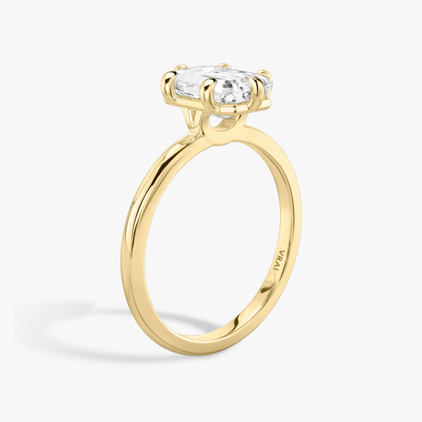 Signature 6 Prong | Emerald | 18k | Gelbgold | bandAccent: Ohne Pavé-Besatz | bandWidth: standard | hiddenHalo: no | diamondOrientation: vertical | caratWeight: other
