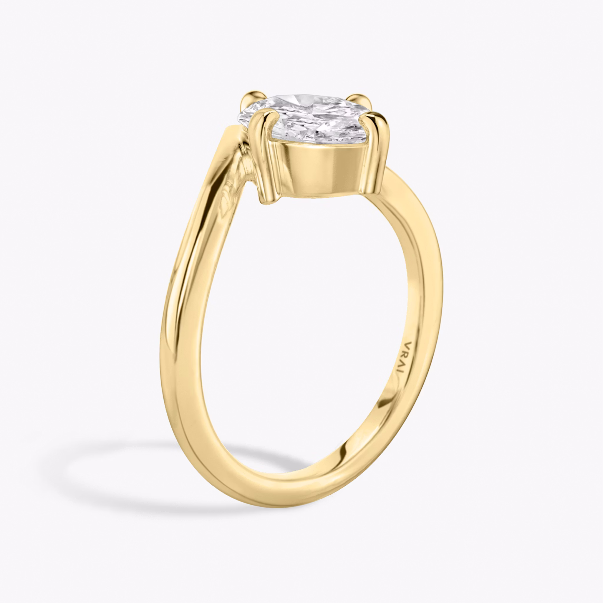 The Signature V | Oval | 18k | Yellow Gold | bandAccent: Plain | diamondOrientation: vertical | caratWeight: other