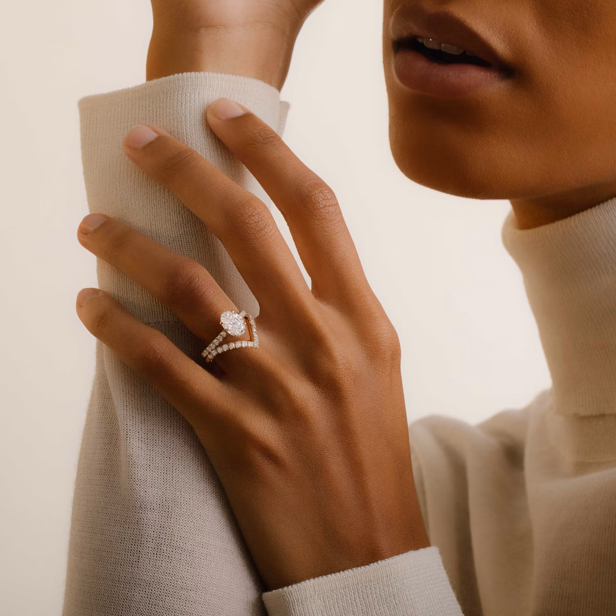 The Signature V Band | Round Brilliant | 18k | Yellow Gold | bandAccent: Pavé | bandVersion: original