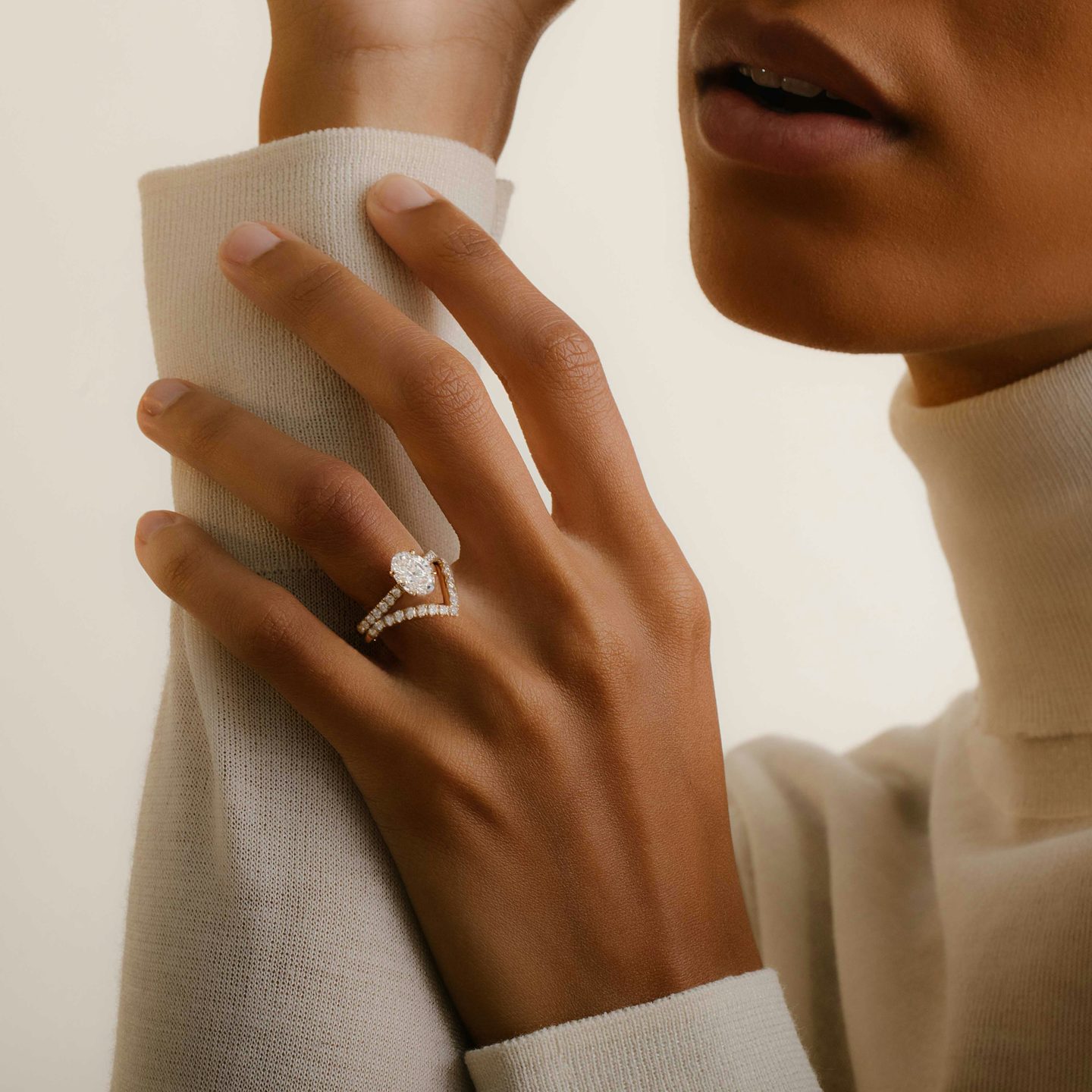 The Signature V Band | Round Brilliant | 18k | Yellow Gold | bandAccent: Pavé | bandVersion: original