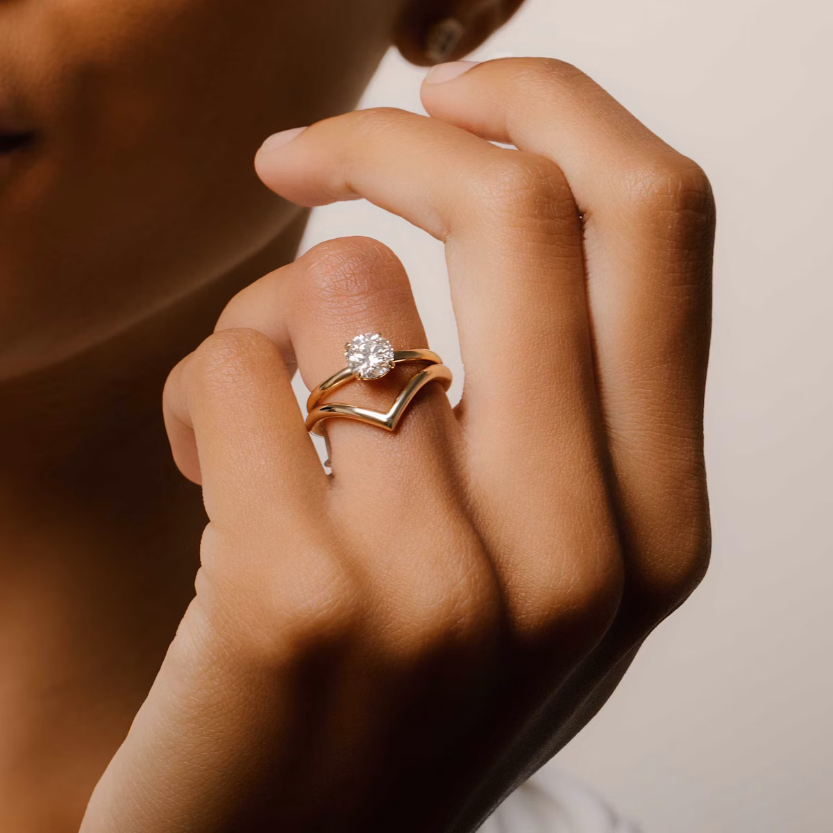 The Signature V Band | 18k | Yellow Gold | bandAccent: Plain | bandVersion: original