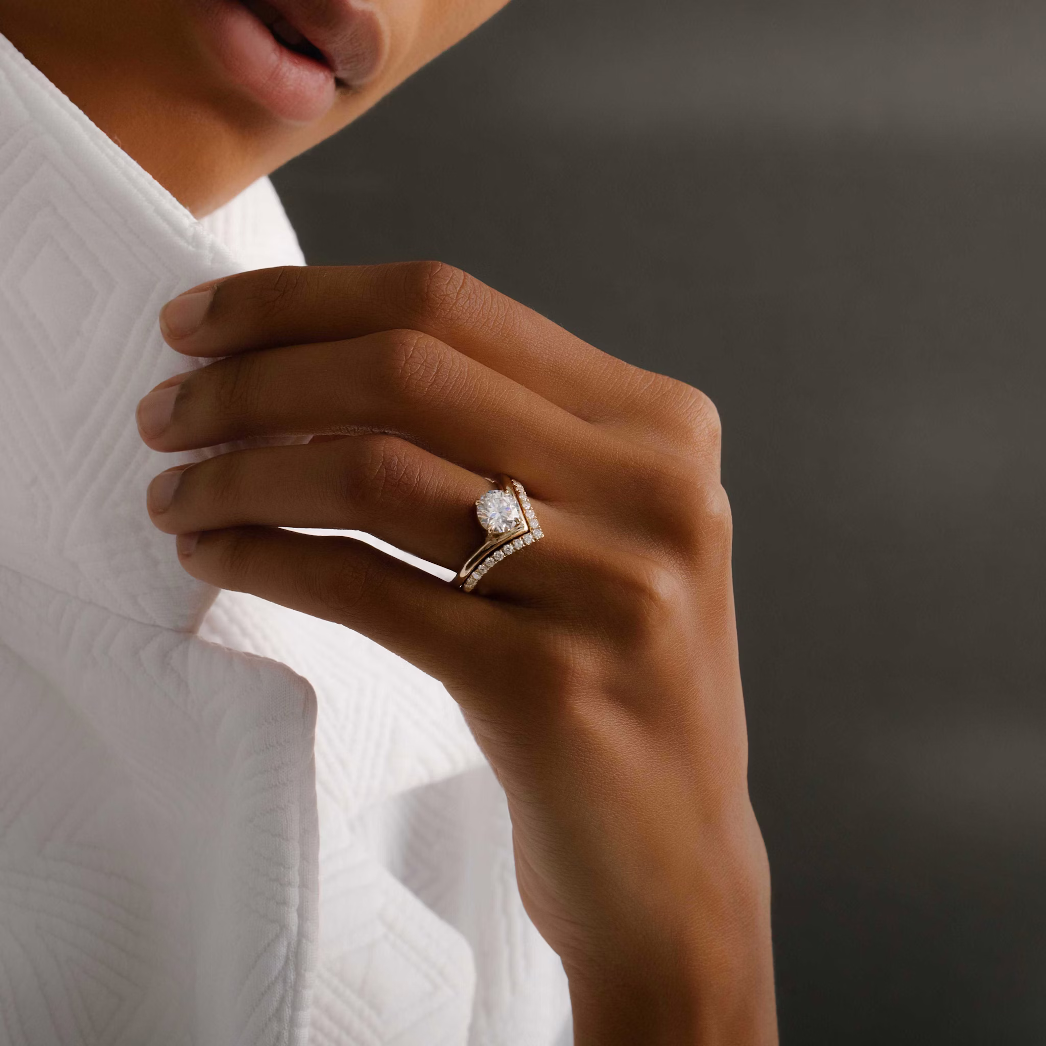 The Signature V | Round Brilliant | 18k | White Gold | bandAccent: Plain | caratWeight: 1.5ct | diamondOrientation: vertical