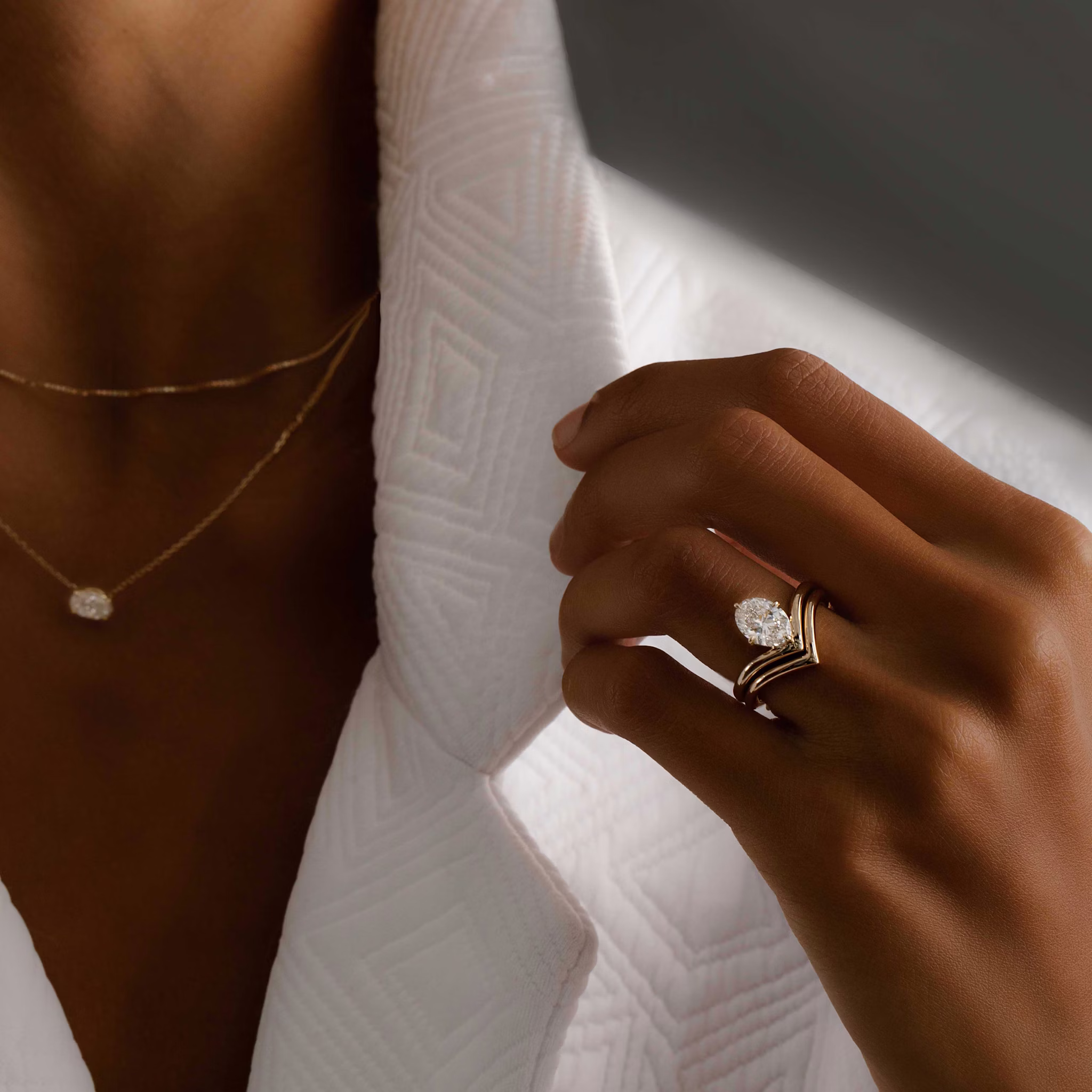 The Signature V | Oval | 18k | Yellow Gold | bandAccent: Plain | diamondOrientation: vertical | caratWeight: other