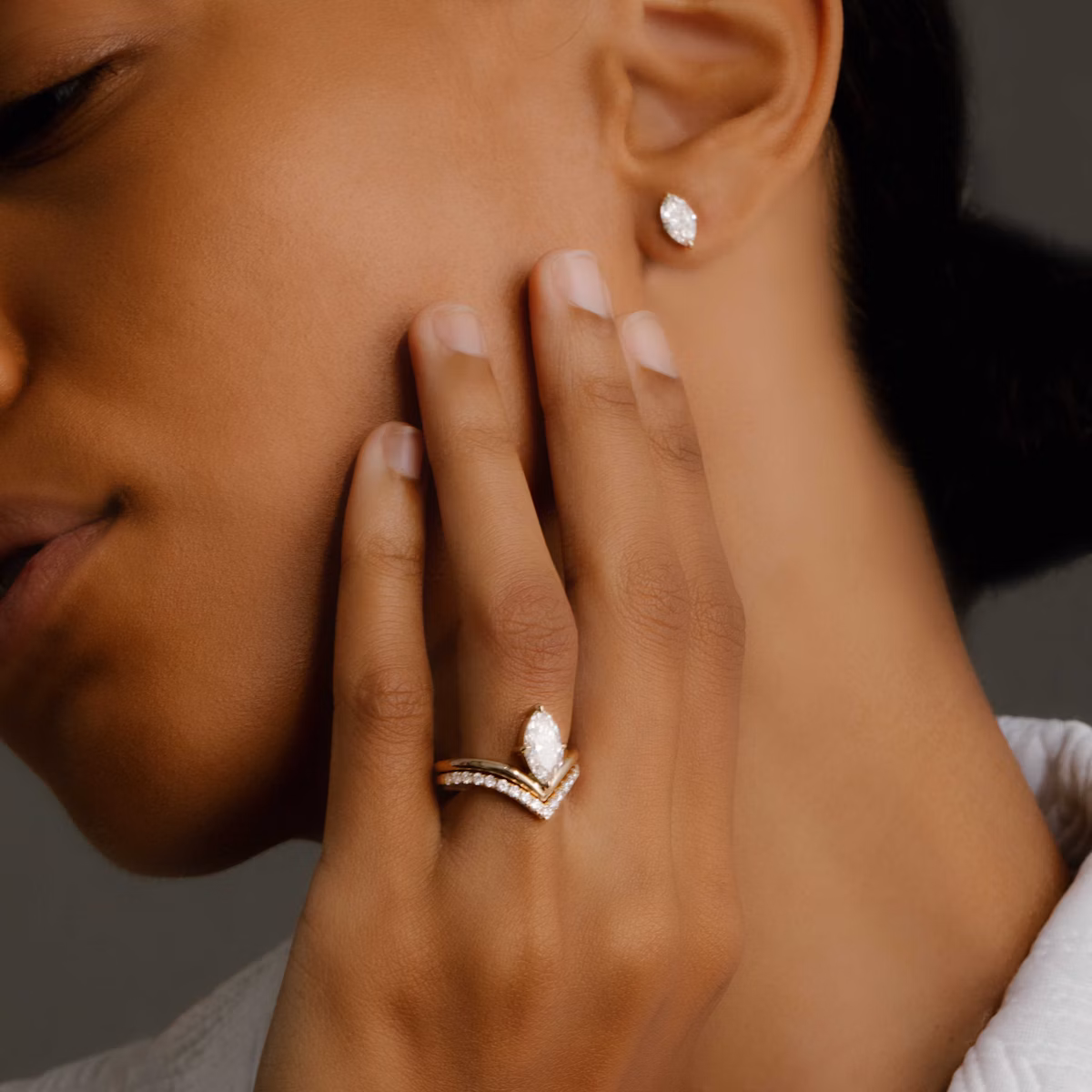The Signature V | Marquise | 18k | White Gold | bandAccent: Plain | diamondOrientation: vertical | caratWeight: other