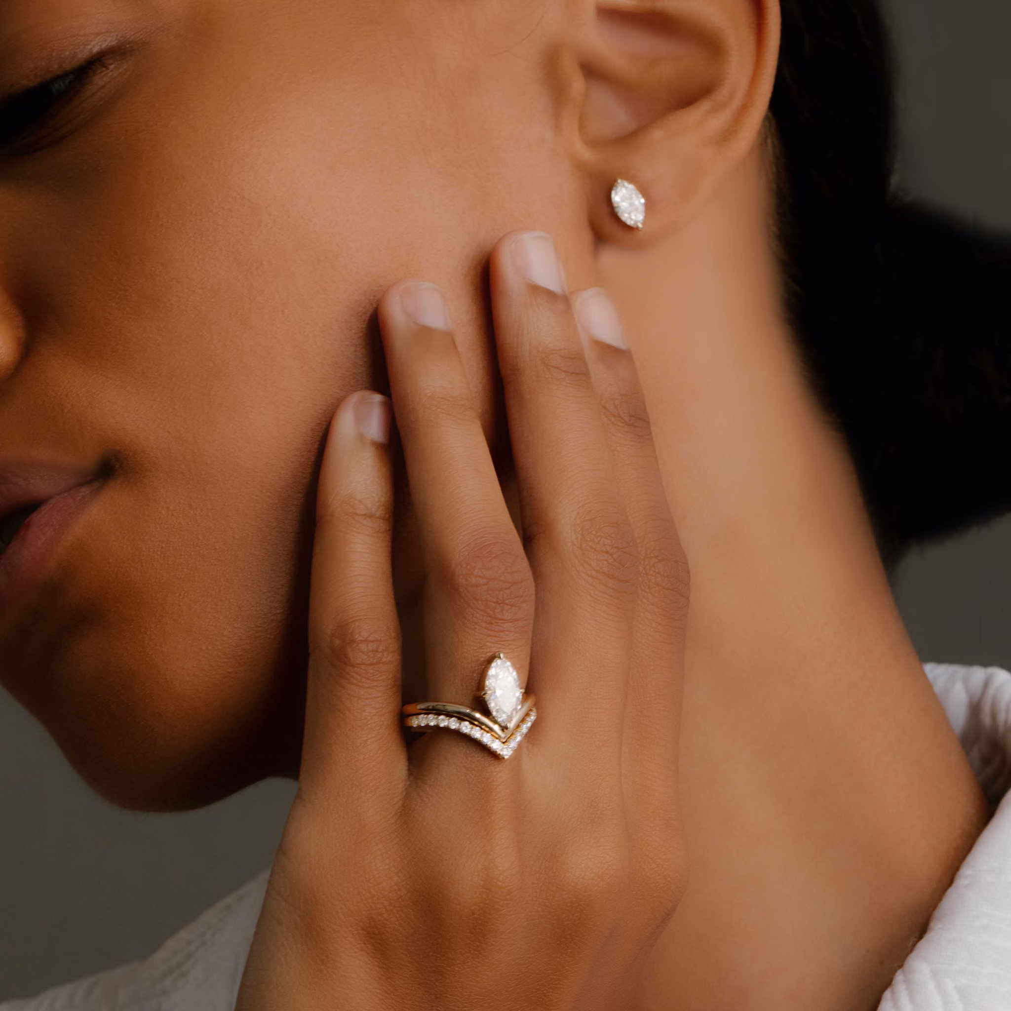 The Signature V | Marquise | 18k | Yellow Gold | bandAccent: Plain | diamondOrientation: vertical | caratWeight: other