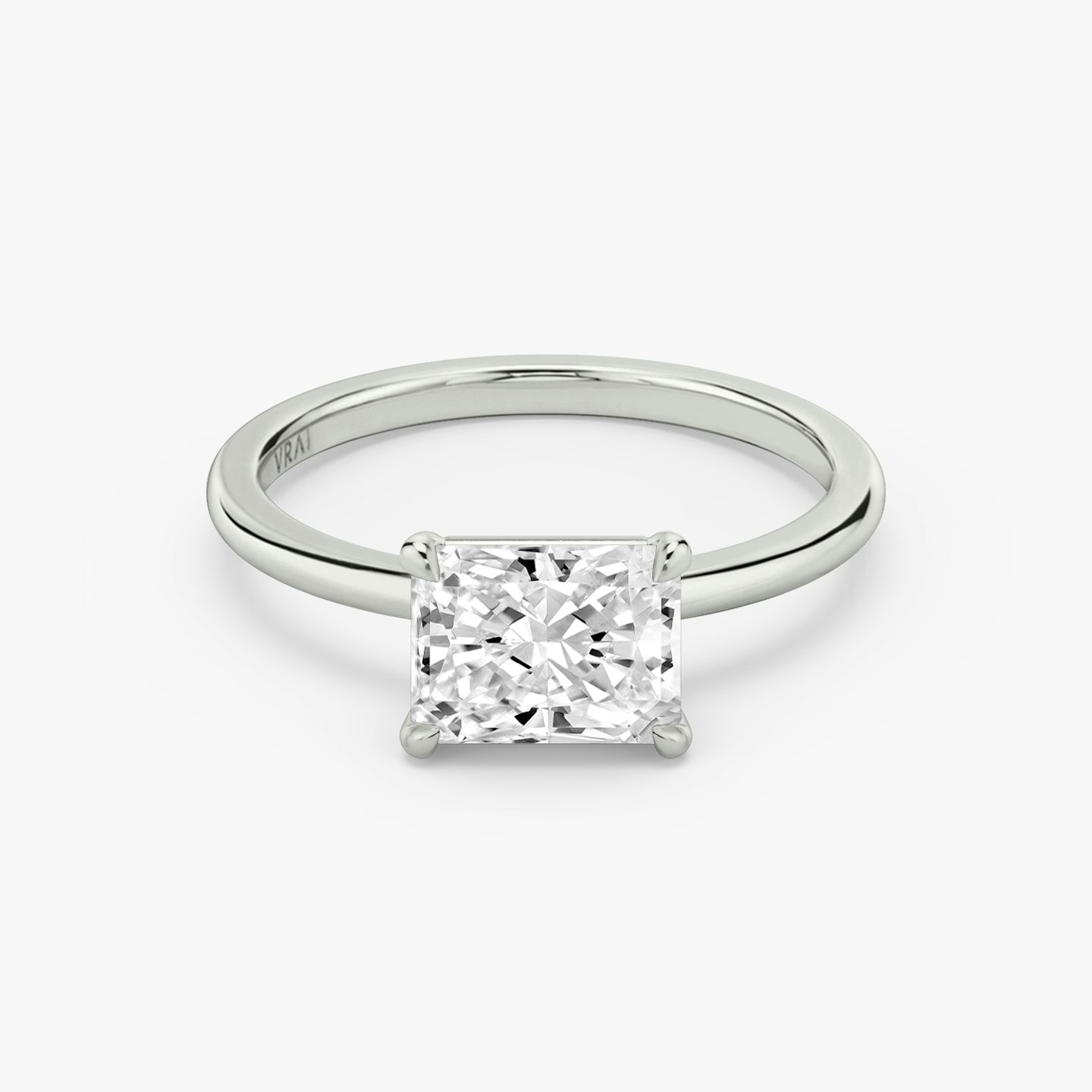 Anillo de compromiso Signature | Radiante | Platino | bandAccent: Simple | bandWidth: standard | diamondOrientation: horizontal | hiddenHalo: no | caratWeight: other