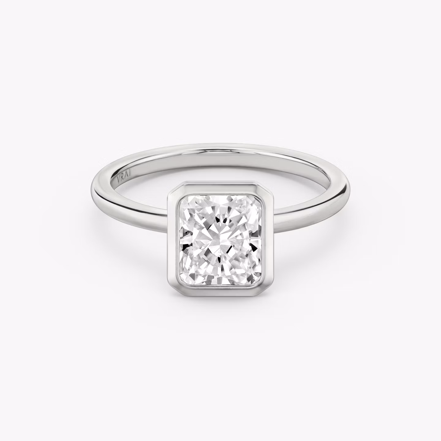 Anillo de compromiso Signature Bezel | Radiante | 18k | Oro blanco | bandAccent: Simple | diamondOrientation: vertical | caratWeight: other