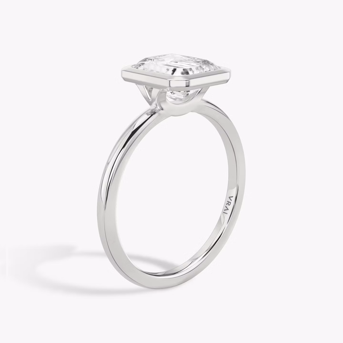 Anillo de compromiso Signature Bezel | Radiante | 18k | Oro blanco | bandAccent: Simple | diamondOrientation: vertical | caratWeight: other