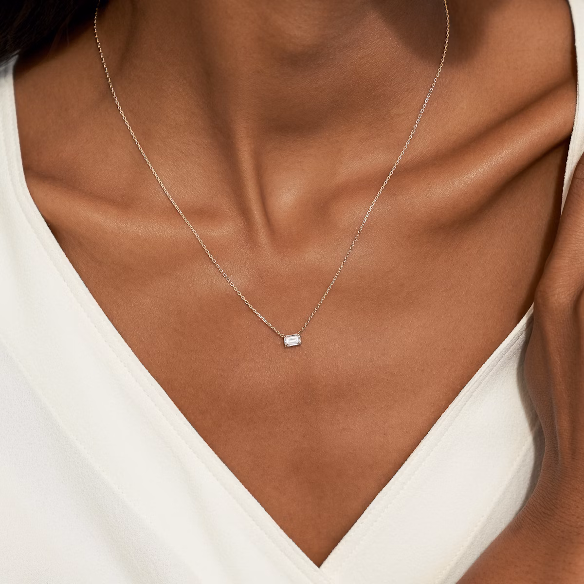 Collar Solitario VRAI | Esmeralda | 14k | Oro blanco | diamondColor: near-colorless | caratWeight: 0.50ct