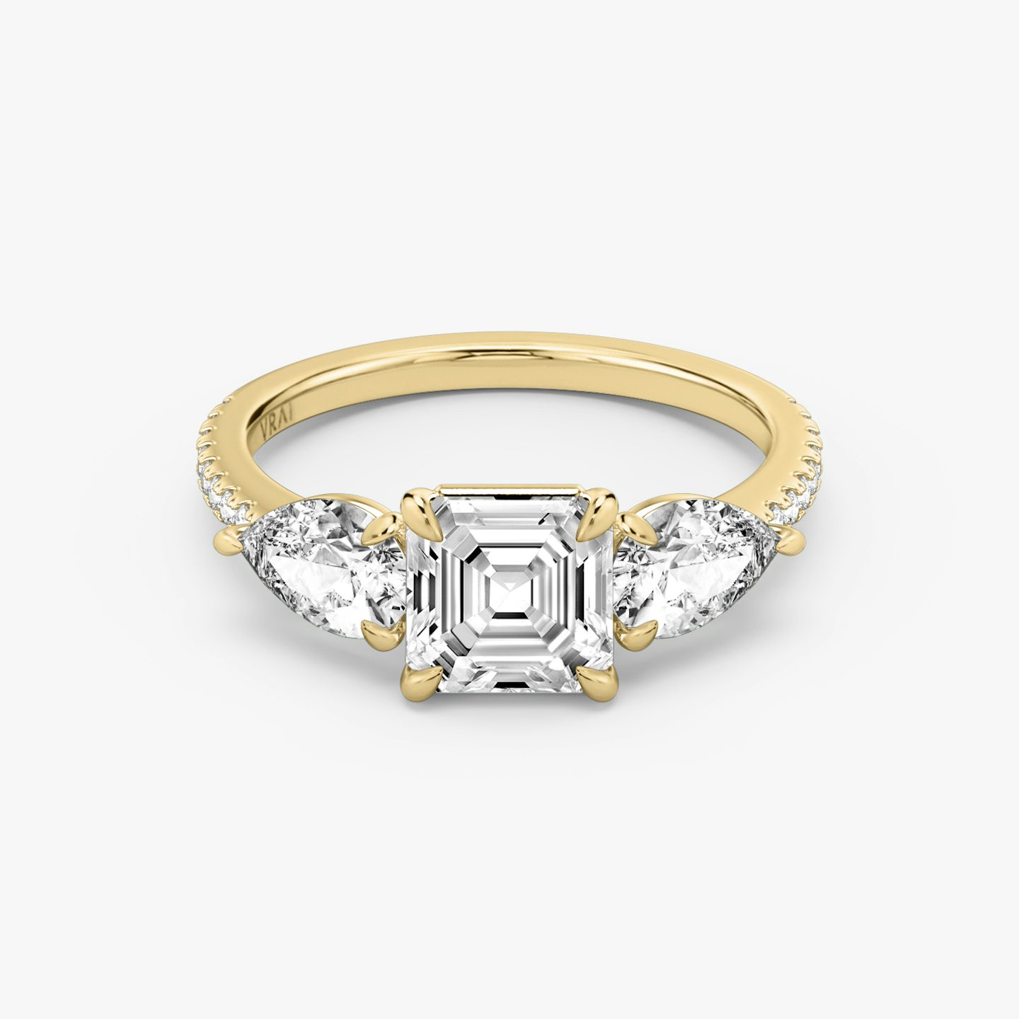 Anillo de compromiso Three Stone | Asscher | 18k | Oro amarillo | bandAccent: Pavé | sideStoneCarat: 0.50ct | sideStoneShape: Pera | diamondOrientation: vertical | caratWeight: other