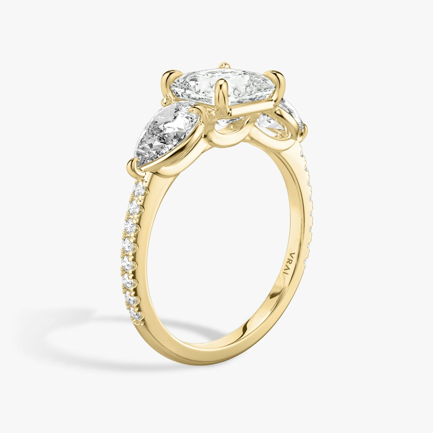 Anillo de compromiso Three Stone | Asscher | 18k | Oro amarillo | bandAccent: Pavé | sideStoneCarat: 0.50ct | sideStoneShape: Pera | diamondOrientation: vertical | caratWeight: other