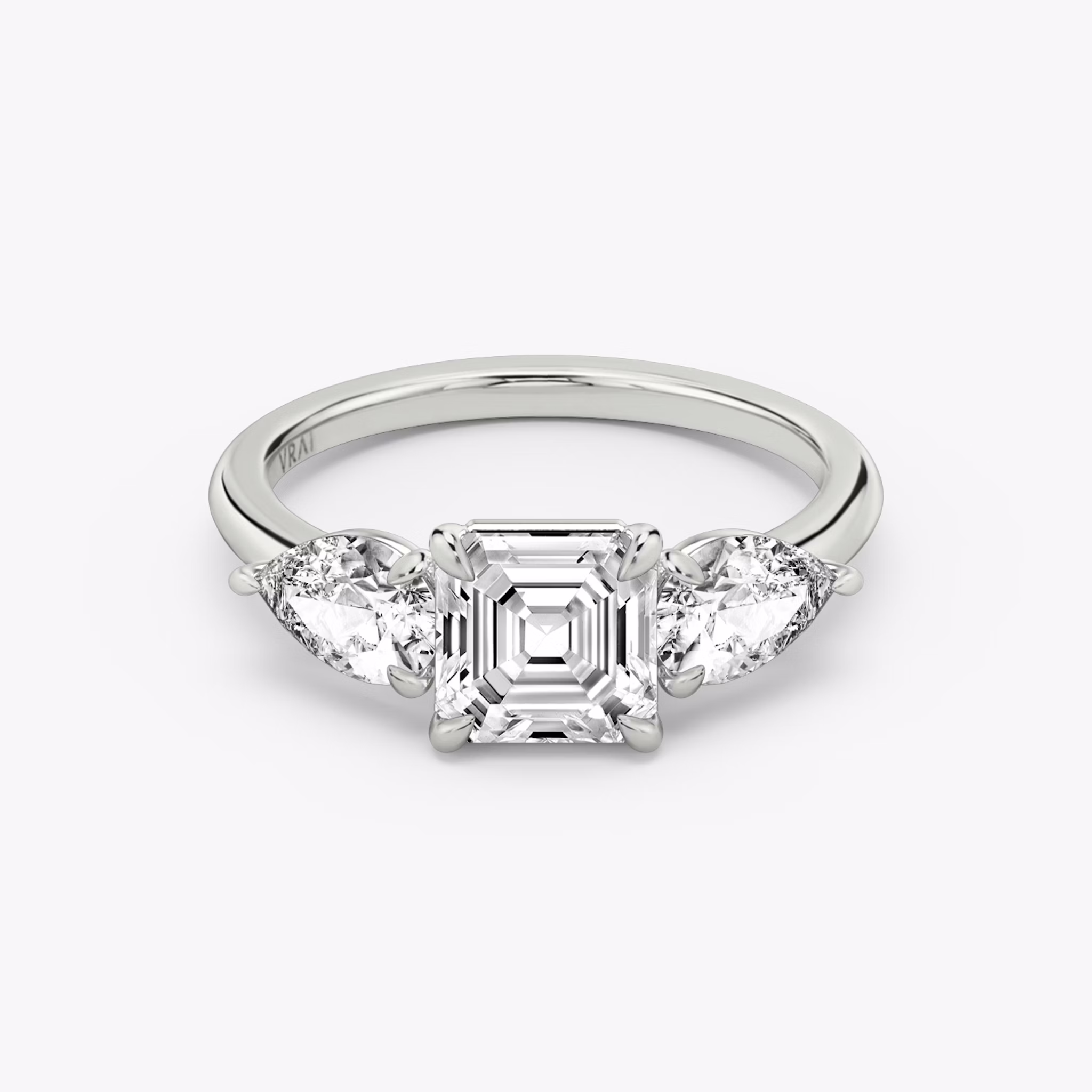 Anillo de compromiso Three Stone | Asscher | Platino | bandAccent: Simple | sideStoneCarat: 0.50ct | sideStoneShape: Pera | diamondOrientation: vertical | caratWeight: other