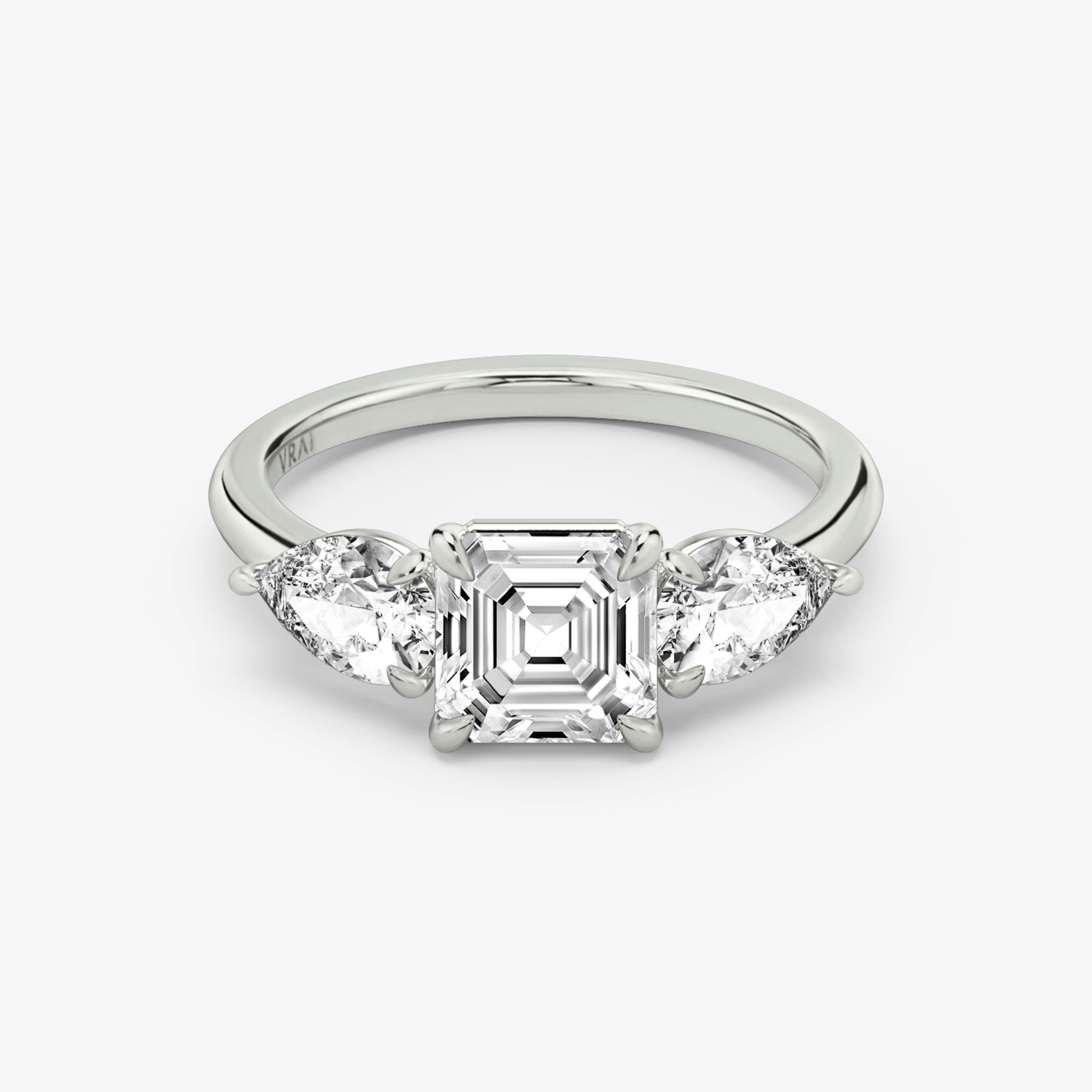 Anillo de compromiso Three Stone | Asscher | Platino | bandAccent: Simple | sideStoneCarat: 0.50ct | sideStoneShape: Pera | diamondOrientation: vertical | caratWeight: other