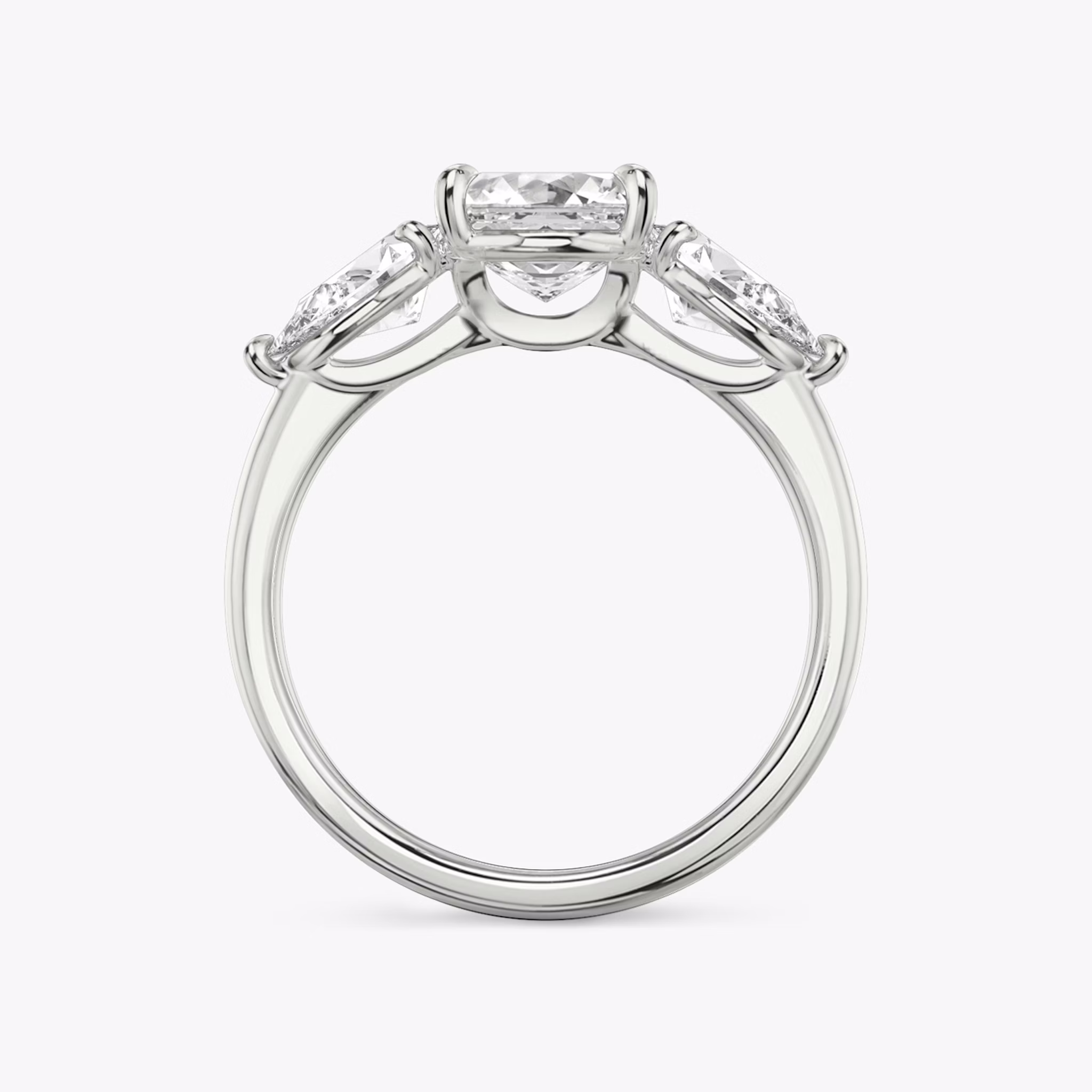 Anillo de compromiso Three Stone | Asscher | Platino | bandAccent: Simple | sideStoneCarat: 0.50ct | sideStoneShape: Pera | diamondOrientation: vertical | caratWeight: other