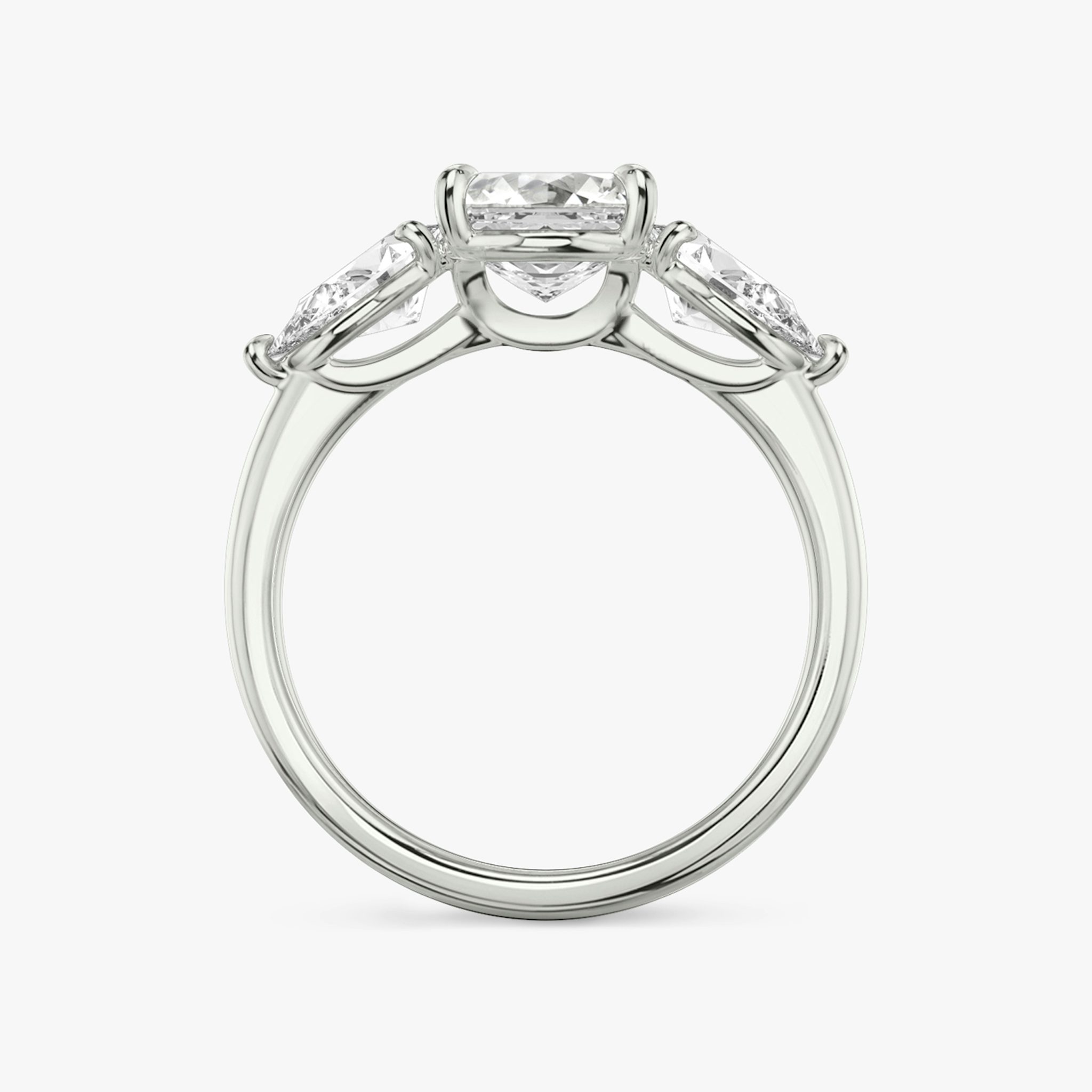 Anillo de compromiso Three Stone | Asscher | Platino | bandAccent: Simple | sideStoneCarat: 0.50ct | sideStoneShape: Pera | diamondOrientation: vertical | caratWeight: other