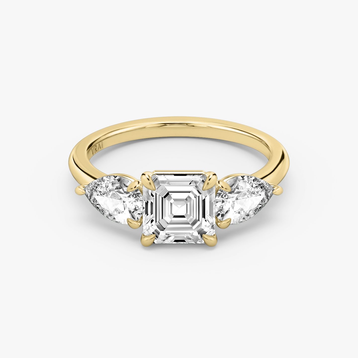 Three Stone | Asscher | 18k | Gelbgold | bandAccent: Ohne Pavé-Besatz | sideStoneCarat: 0.50ct | sideStoneShape: Tropfen | diamondOrientation: vertical | caratWeight: other