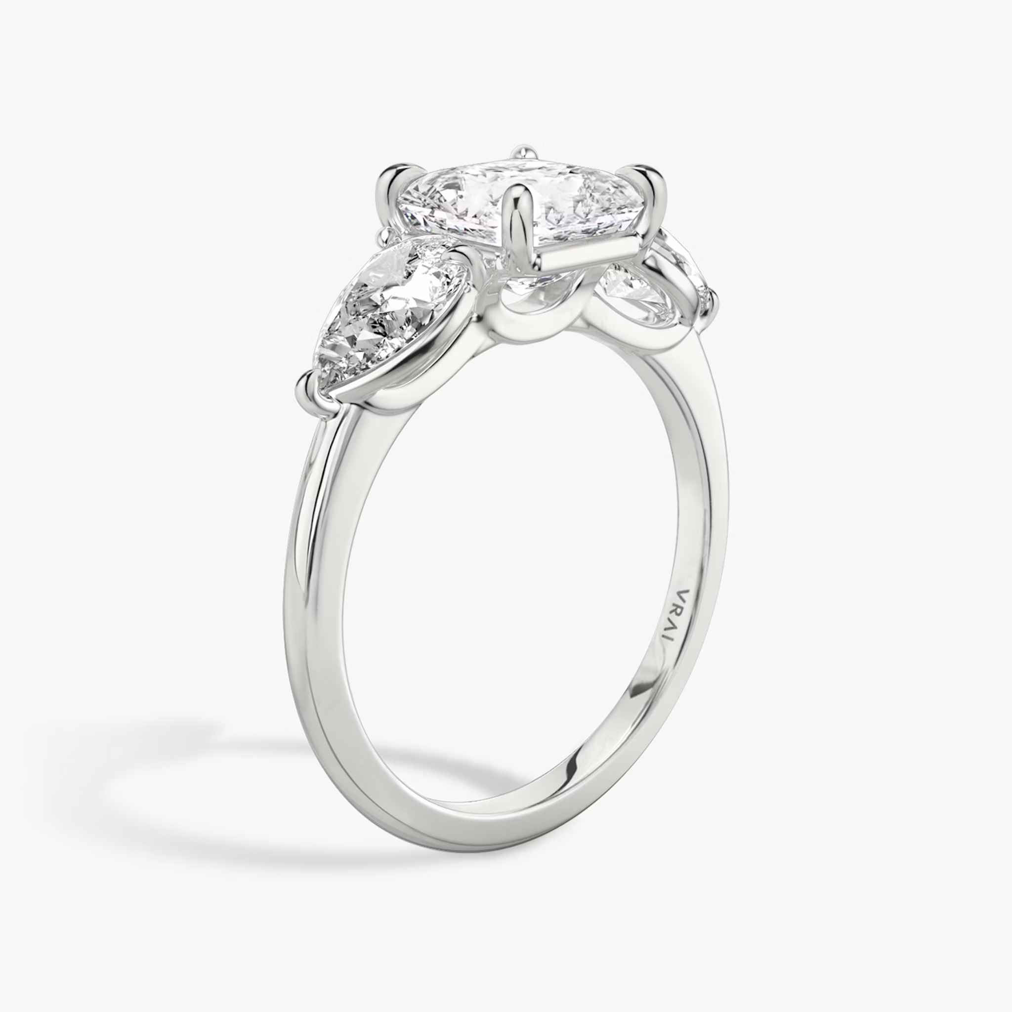 Anillo de compromiso Three Stone | Asscher | Platino | bandAccent: Simple | sideStoneCarat: 0.50ct | sideStoneShape: Pera | diamondOrientation: vertical | caratWeight: other
