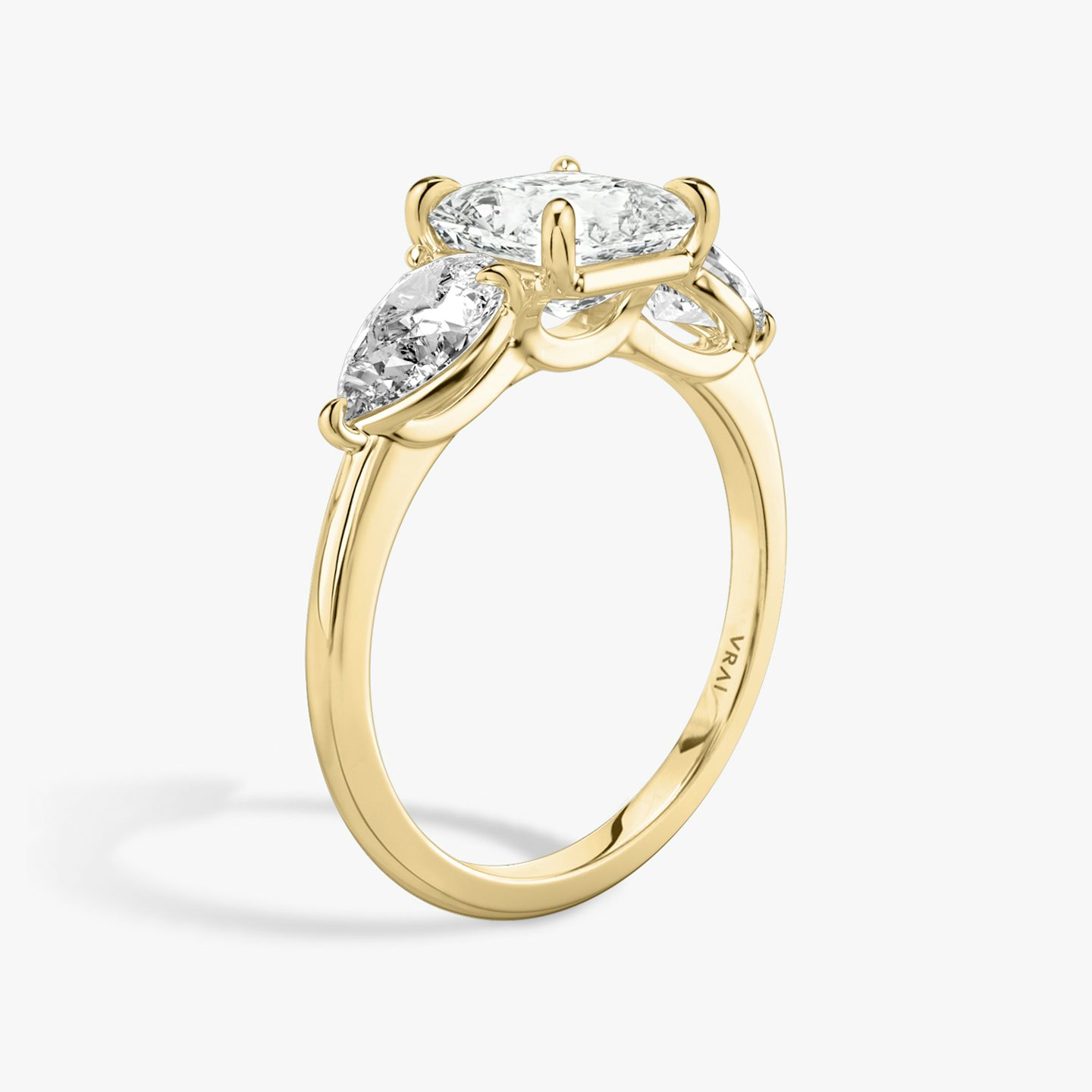 Three Stone | Asscher | 18k | Gelbgold | bandAccent: Ohne Pavé-Besatz | sideStoneCarat: 0.50ct | sideStoneShape: Tropfen | diamondOrientation: vertical | caratWeight: other