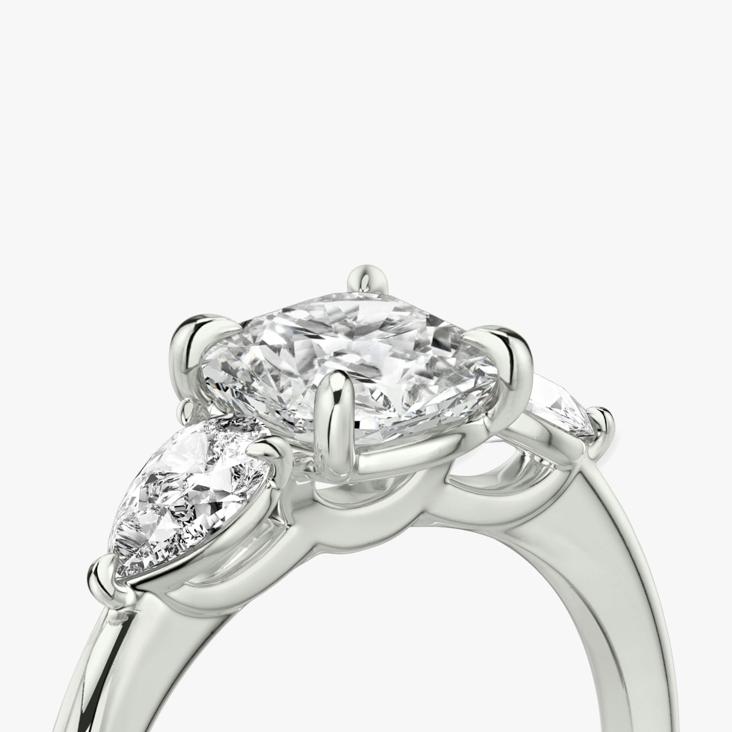 Three Stone | Cushion | Platin | bandAccent: Ohne Pavé-Besatz | sideStoneCarat: 0.25ct | sideStoneShape: Tropfen | diamondOrientation: vertical | caratWeight: other