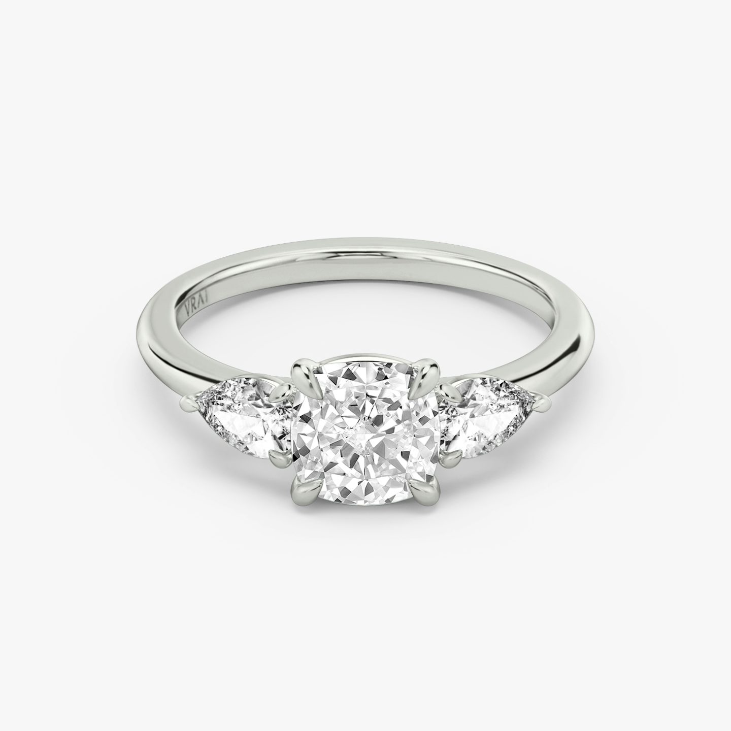 Three Stone | Cushion | Platin | bandAccent: Ohne Pavé-Besatz | sideStoneCarat: 0.25ct | sideStoneShape: Tropfen | diamondOrientation: vertical | caratWeight: other