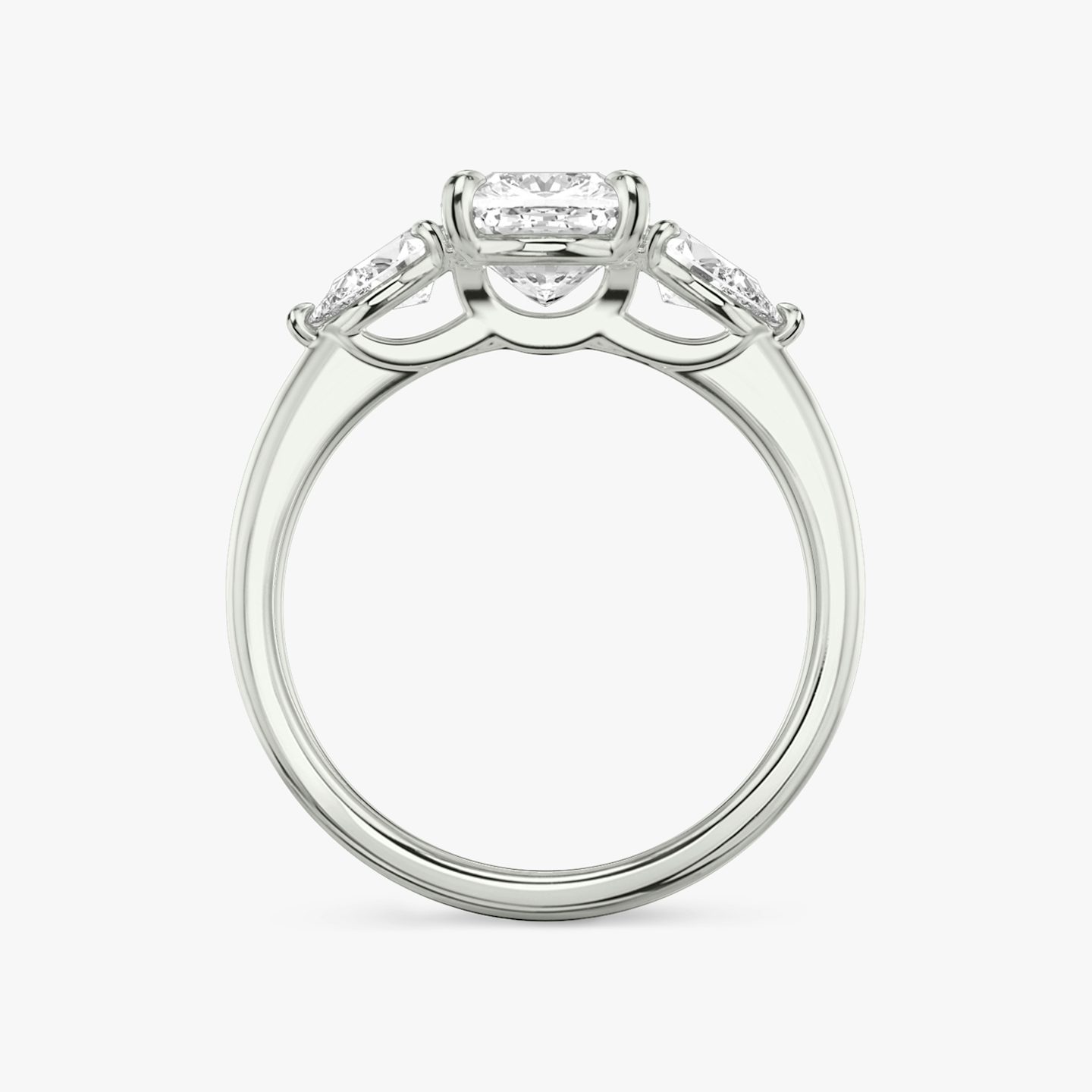 Three Stone | Cushion | Platin | bandAccent: Ohne Pavé-Besatz | sideStoneCarat: 0.25ct | sideStoneShape: Tropfen | diamondOrientation: vertical | caratWeight: other