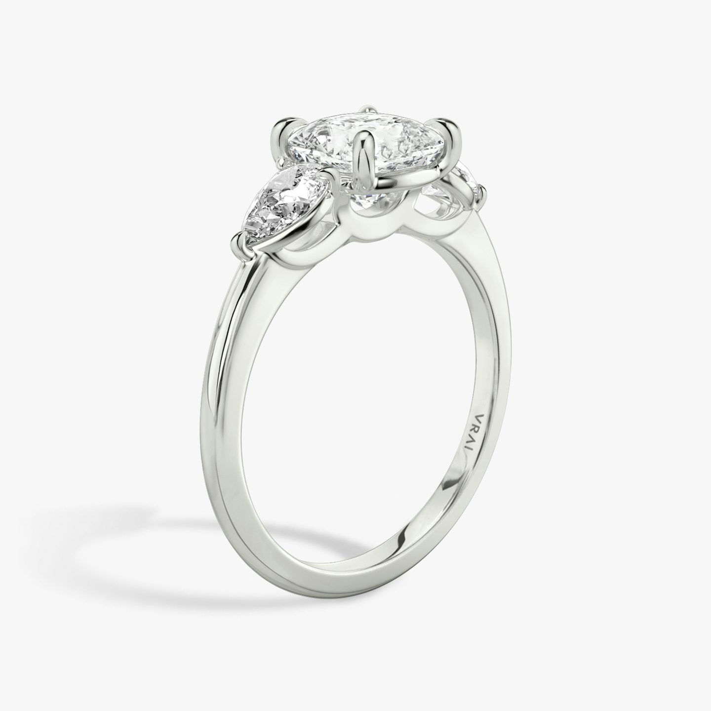 Three Stone | Cushion | Platin | bandAccent: Ohne Pavé-Besatz | sideStoneCarat: 0.25ct | sideStoneShape: Tropfen | diamondOrientation: vertical | caratWeight: other