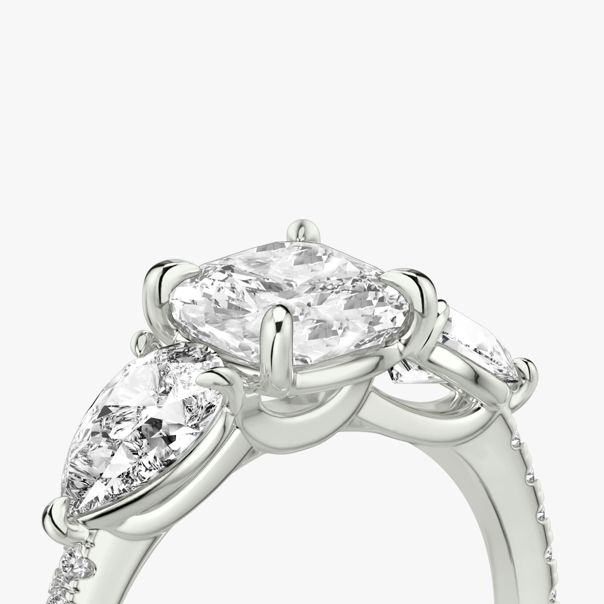 Three Stone | Cushion | Platin | bandAccent: Mit Pavé-Besatz | sideStoneCarat: 0.50ct | sideStoneShape: Tropfen | diamondOrientation: vertical | caratWeight: other