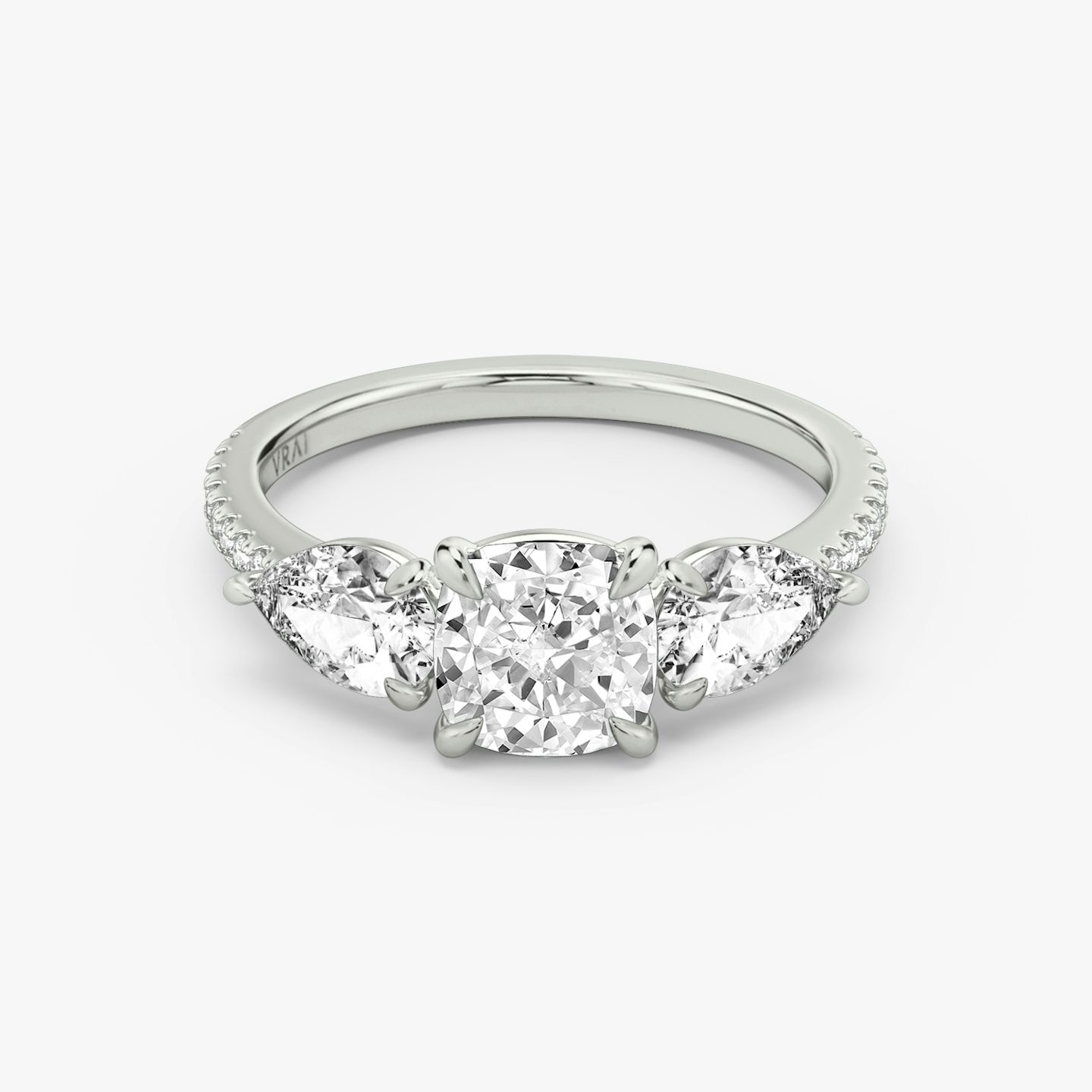 Three Stone | Cushion | Platin | bandAccent: Mit Pavé-Besatz | sideStoneCarat: 0.50ct | sideStoneShape: Tropfen | diamondOrientation: vertical | caratWeight: other