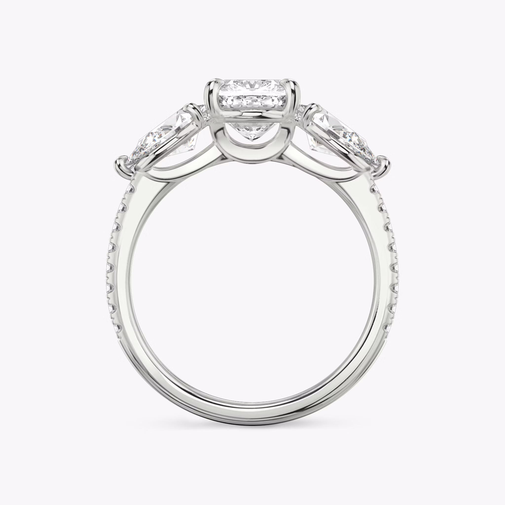 Three Stone | Cushion | Platin | bandAccent: Mit Pavé-Besatz | sideStoneCarat: 0.50ct | sideStoneShape: Tropfen | diamondOrientation: vertical | caratWeight: other