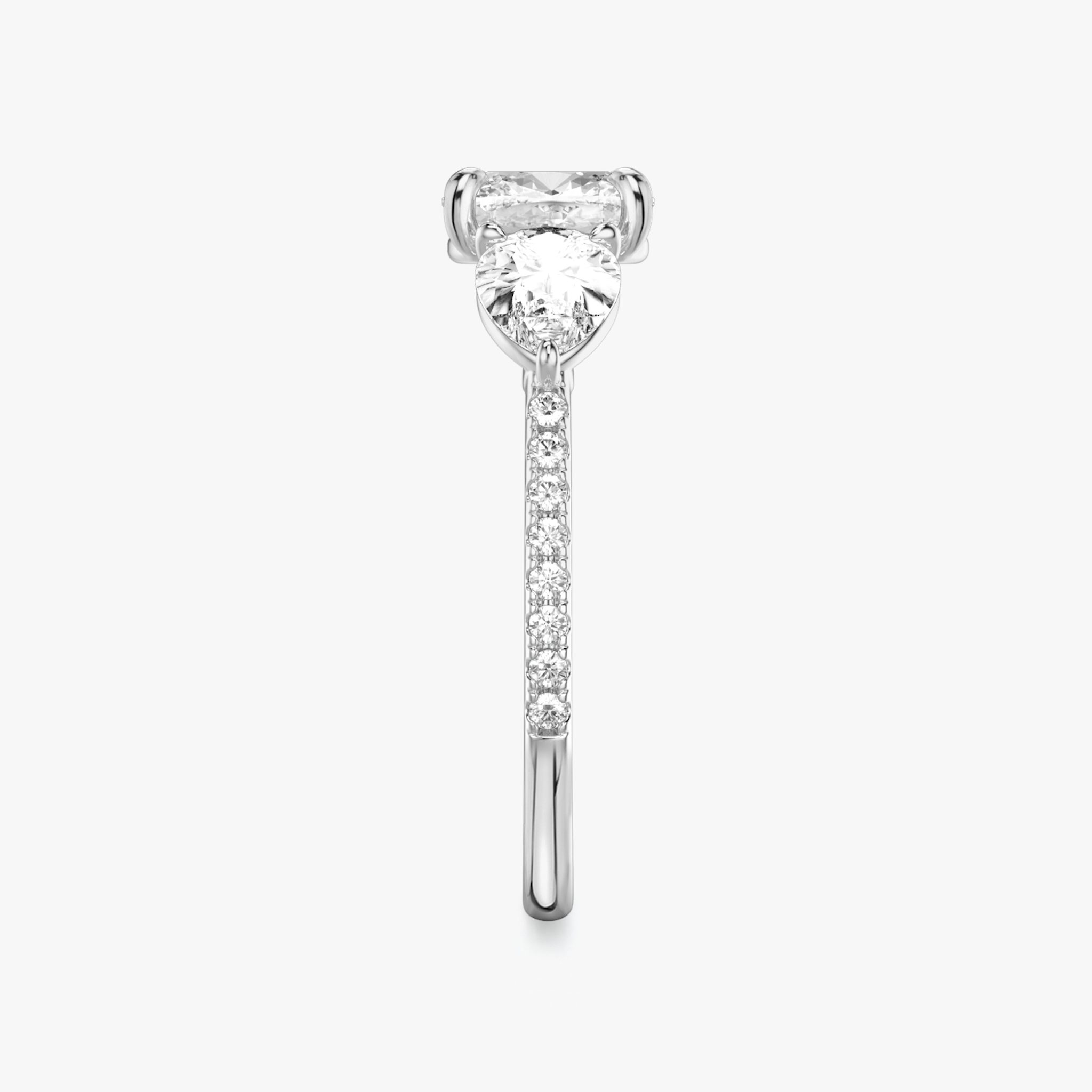 Three Stone | Cushion | Platin | bandAccent: Mit Pavé-Besatz | sideStoneCarat: 0.50ct | sideStoneShape: Tropfen | diamondOrientation: vertical | caratWeight: other