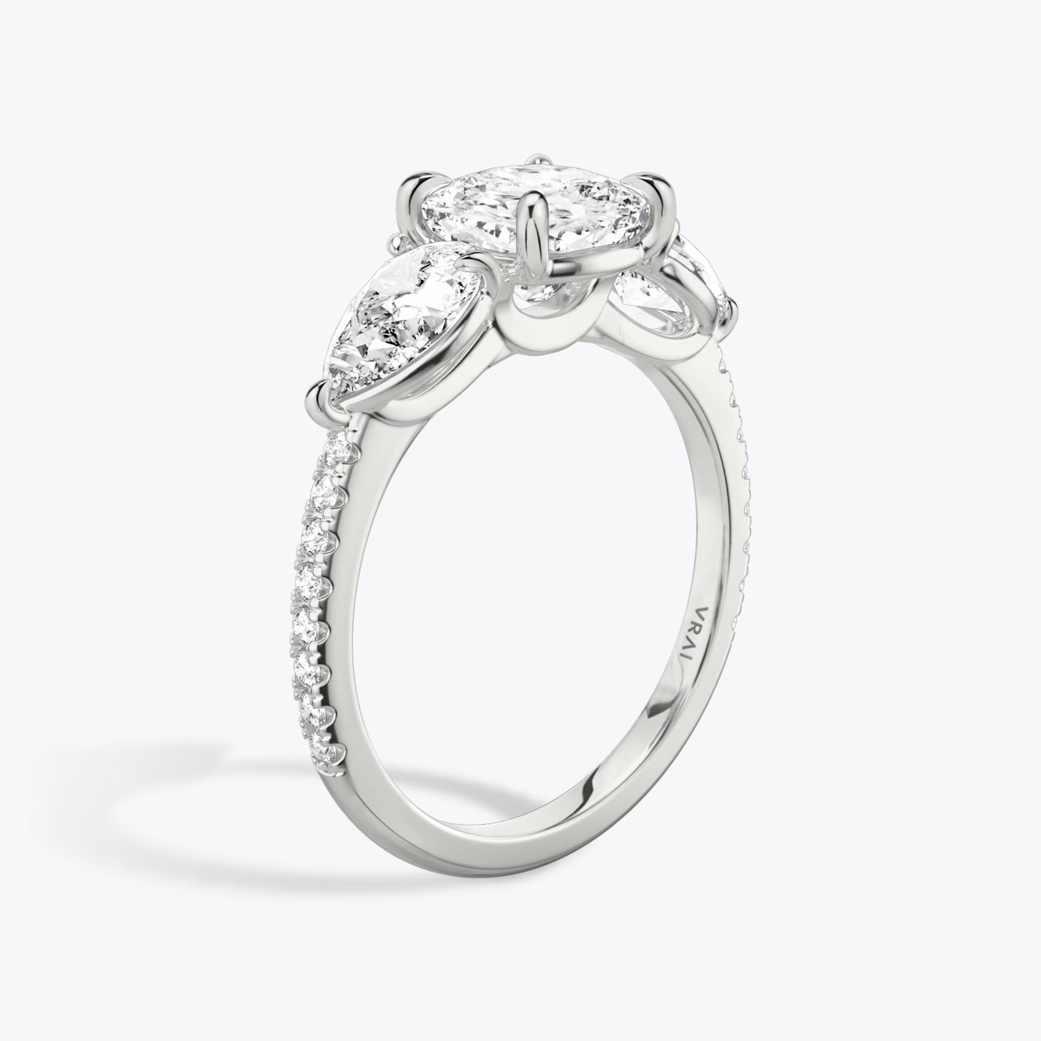Three Stone | Cushion | Platin | bandAccent: Mit Pavé-Besatz | sideStoneCarat: 0.50ct | sideStoneShape: Tropfen | diamondOrientation: vertical | caratWeight: other
