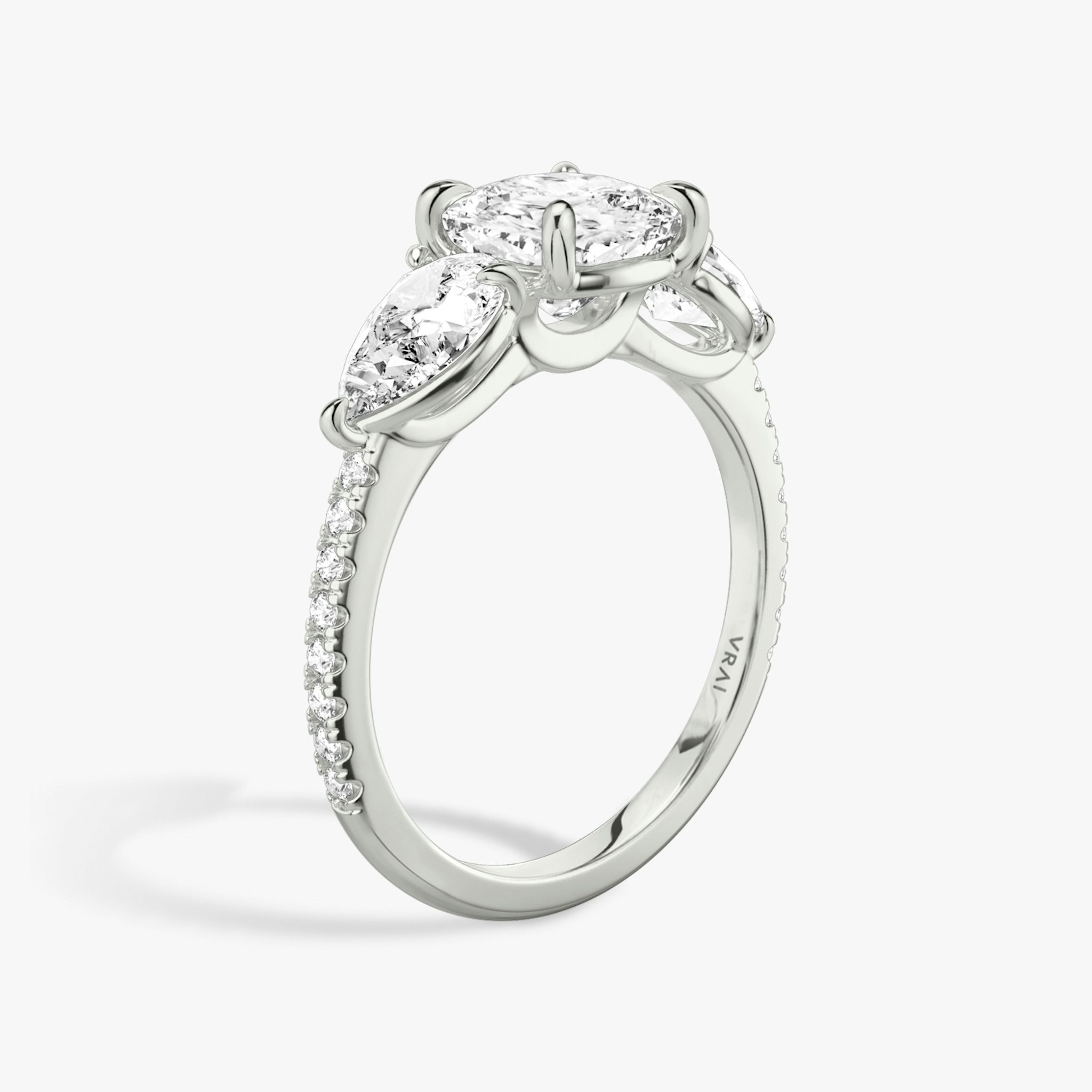Three Stone | Cushion | Platin | bandAccent: Mit Pavé-Besatz | sideStoneCarat: 0.50ct | sideStoneShape: Tropfen | diamondOrientation: vertical | caratWeight: other