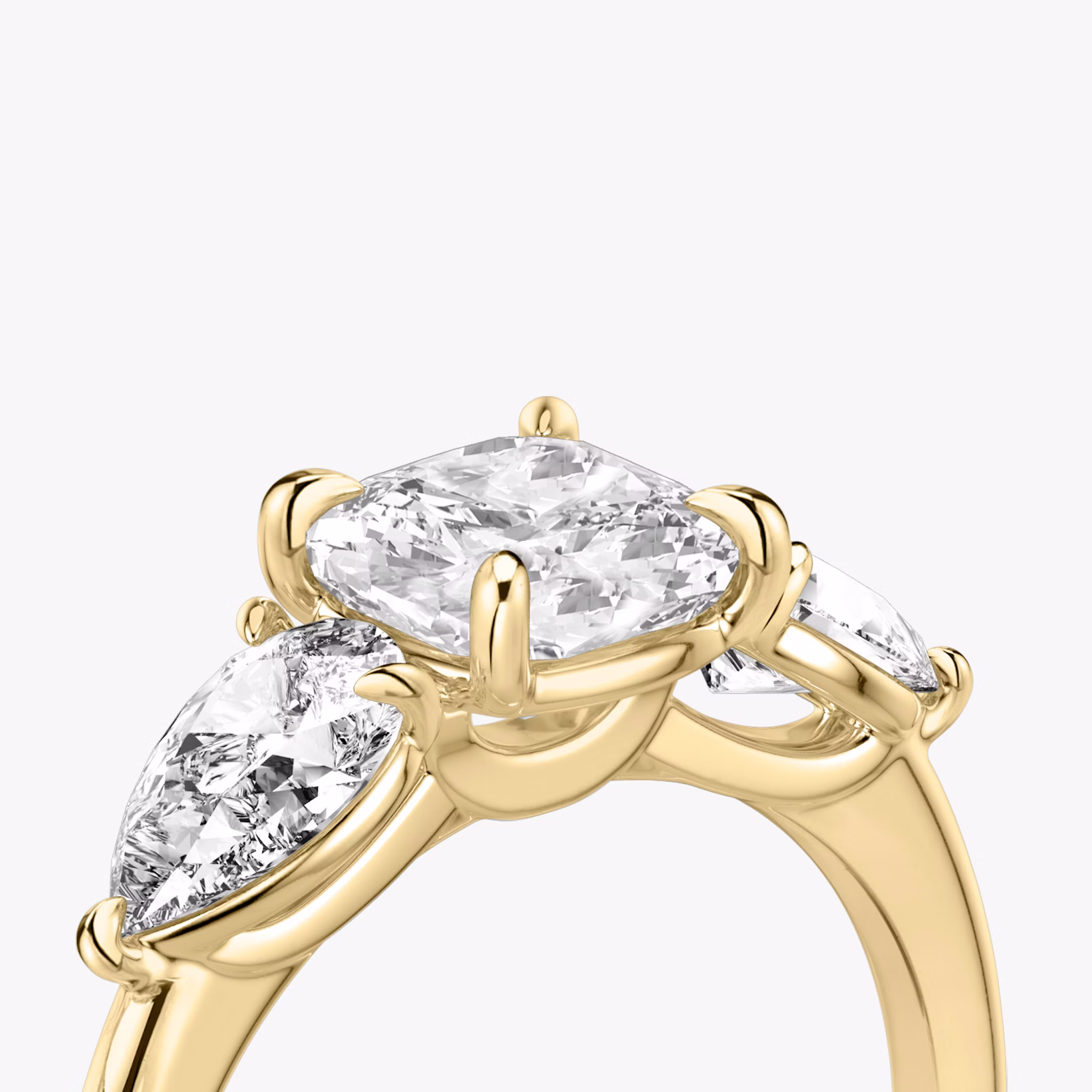 Three Stone | Cushion | 18k | Gelbgold | bandAccent: Ohne Pavé-Besatz | sideStoneCarat: 0.50ct | sideStoneShape: Tropfen | diamondOrientation: vertical | caratWeight: other