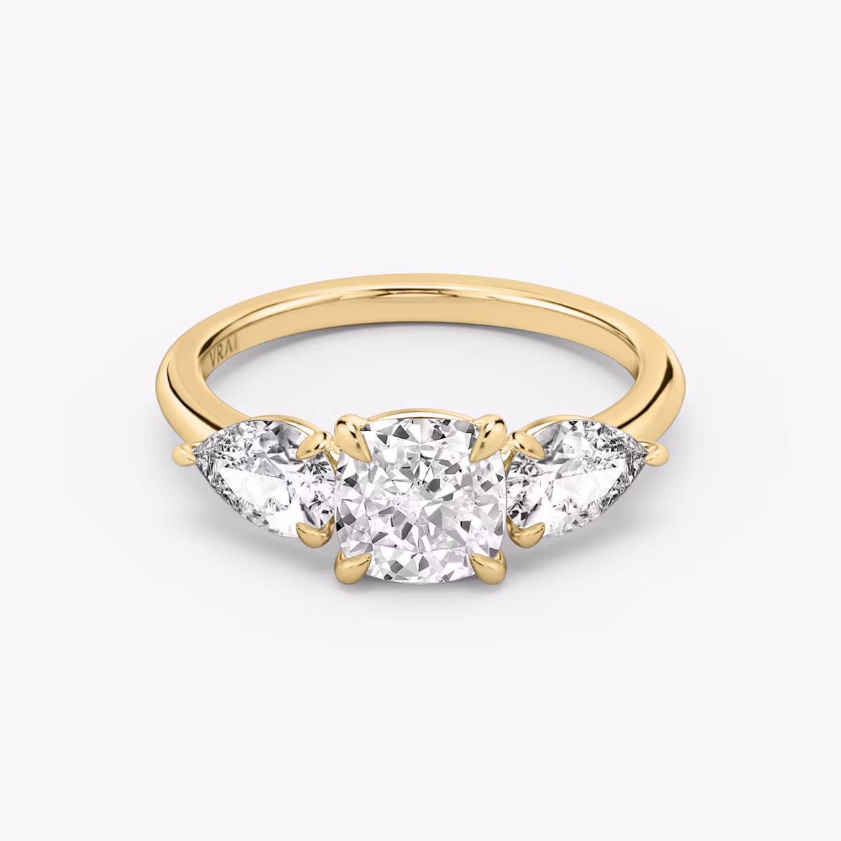 Anillo de compromiso Three Stone | Cojín | 18k | Oro amarillo | bandAccent: Simple | sideStoneCarat: 0.50ct | sideStoneShape: Pera | diamondOrientation: vertical | caratWeight: other