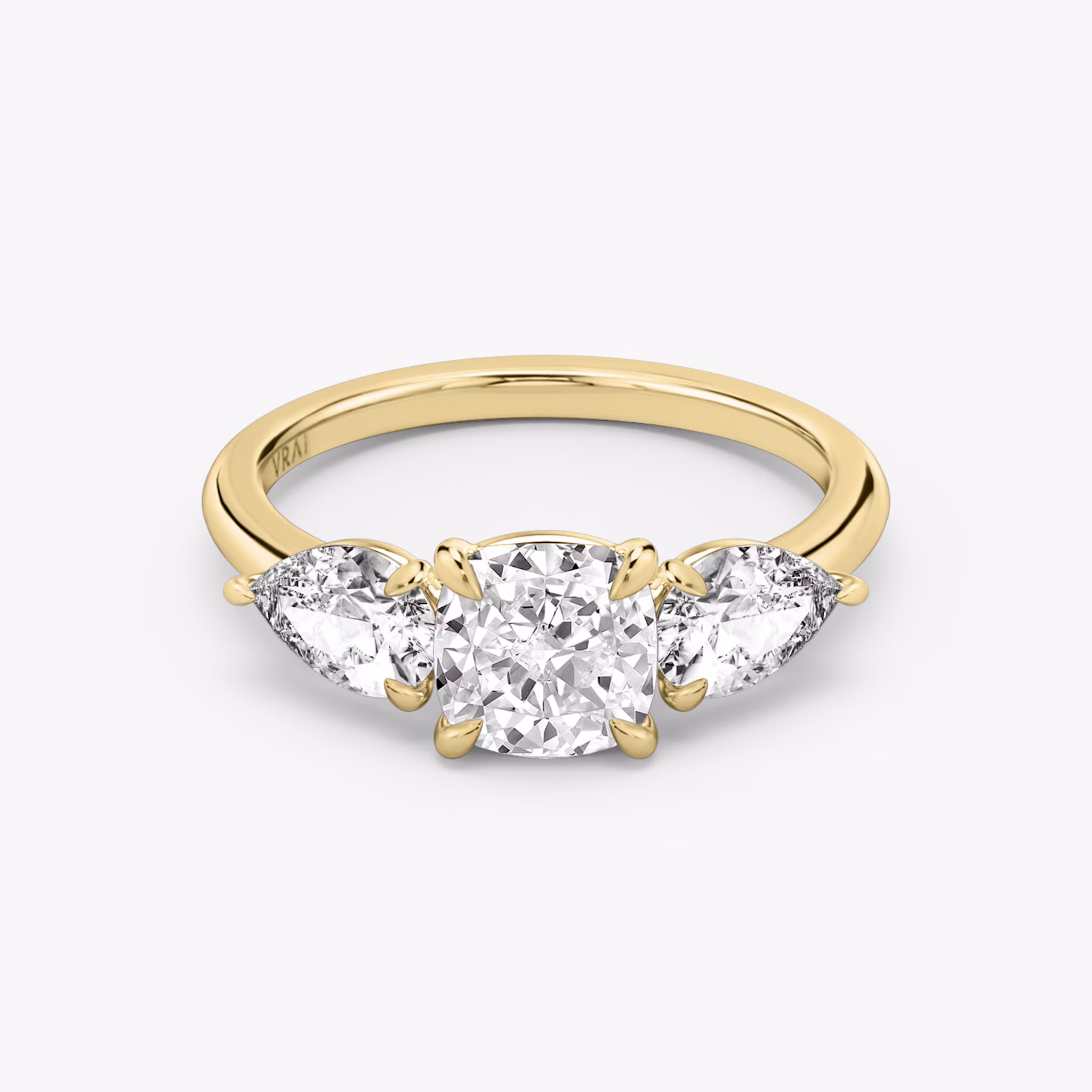 Three Stone | Cushion | 18k | Gelbgold | bandAccent: Ohne Pavé-Besatz | sideStoneCarat: 0.50ct | sideStoneShape: Tropfen | diamondOrientation: vertical | caratWeight: other