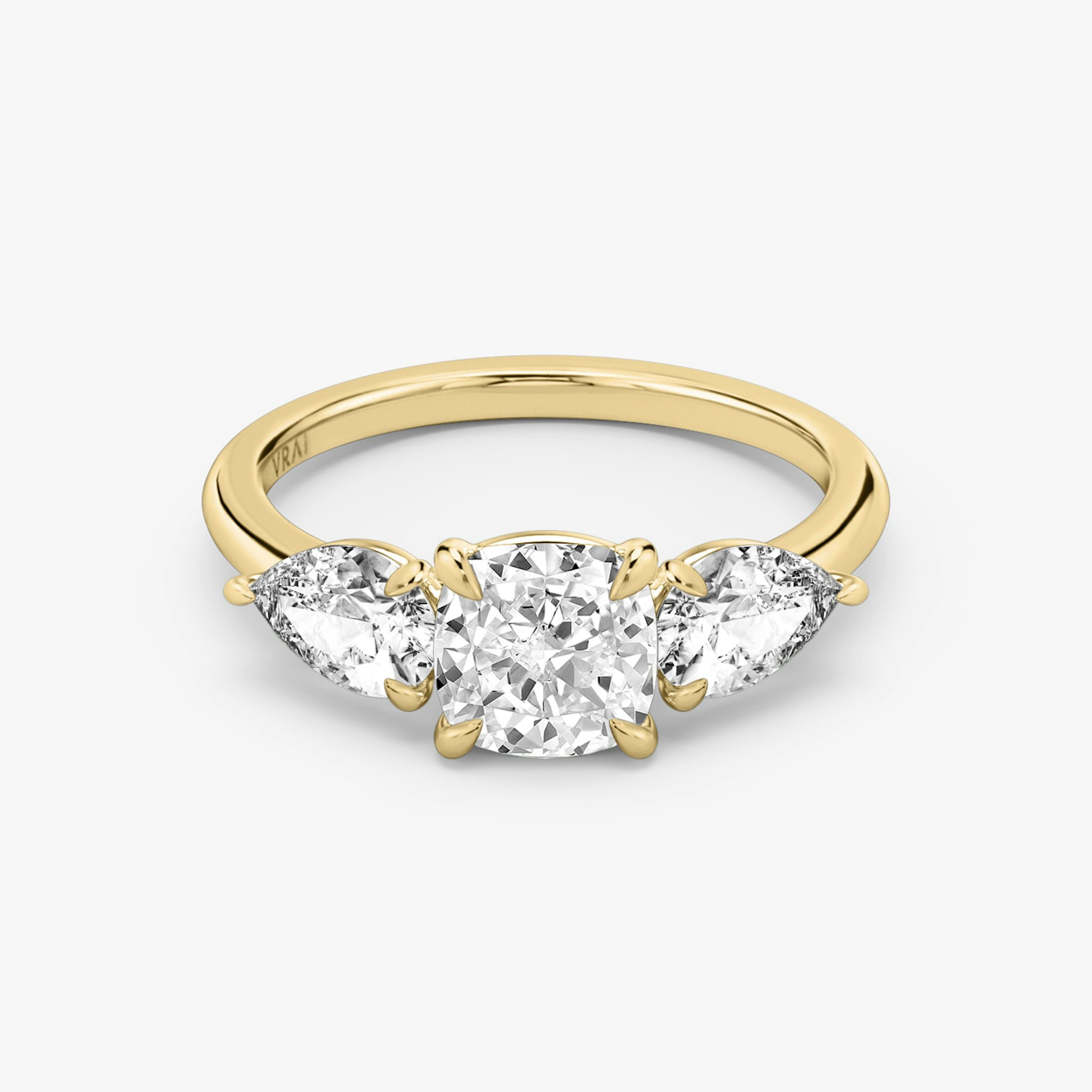 Three Stone | Cushion | 18k | Gelbgold | bandAccent: Ohne Pavé-Besatz | sideStoneCarat: 0.50ct | sideStoneShape: Tropfen | diamondOrientation: vertical | caratWeight: other