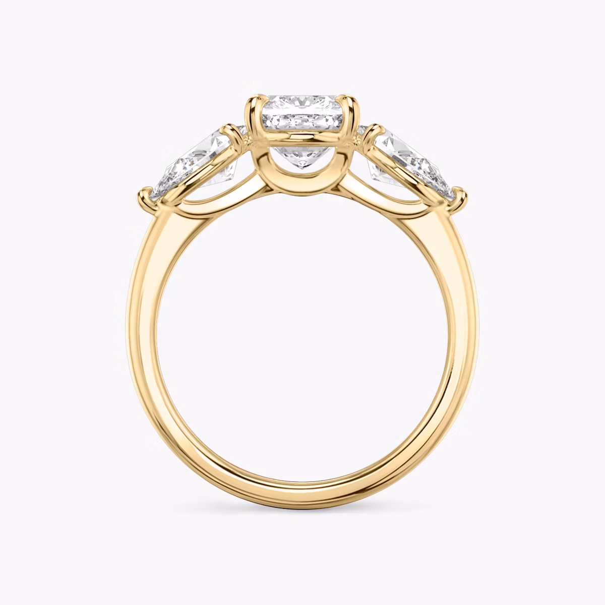 Anillo de compromiso Three Stone | Cojín | 18k | Oro amarillo | bandAccent: Simple | sideStoneCarat: 0.50ct | sideStoneShape: Pera | diamondOrientation: vertical | caratWeight: other