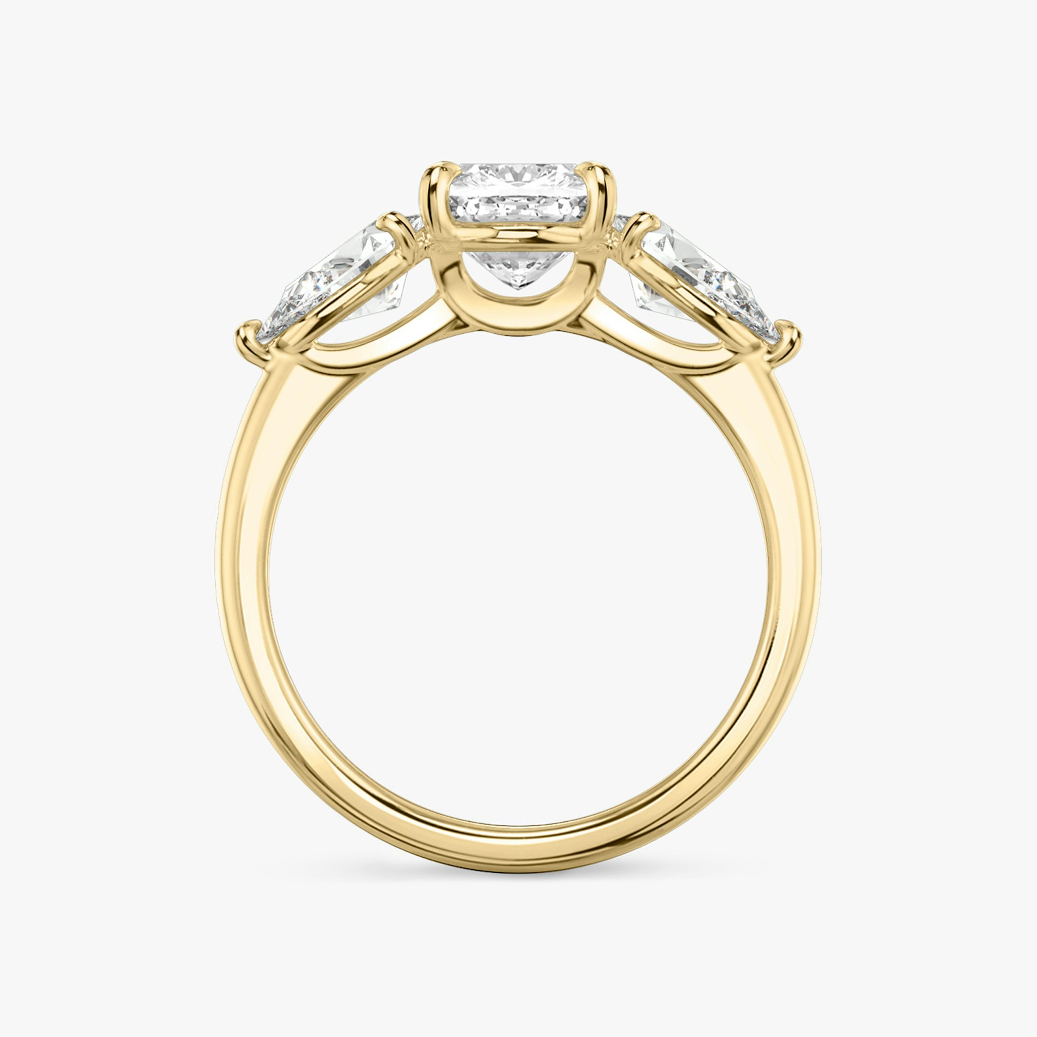 Three Stone | Cushion | 18k | Gelbgold | bandAccent: Ohne Pavé-Besatz | sideStoneCarat: 0.50ct | sideStoneShape: Tropfen | diamondOrientation: vertical | caratWeight: other