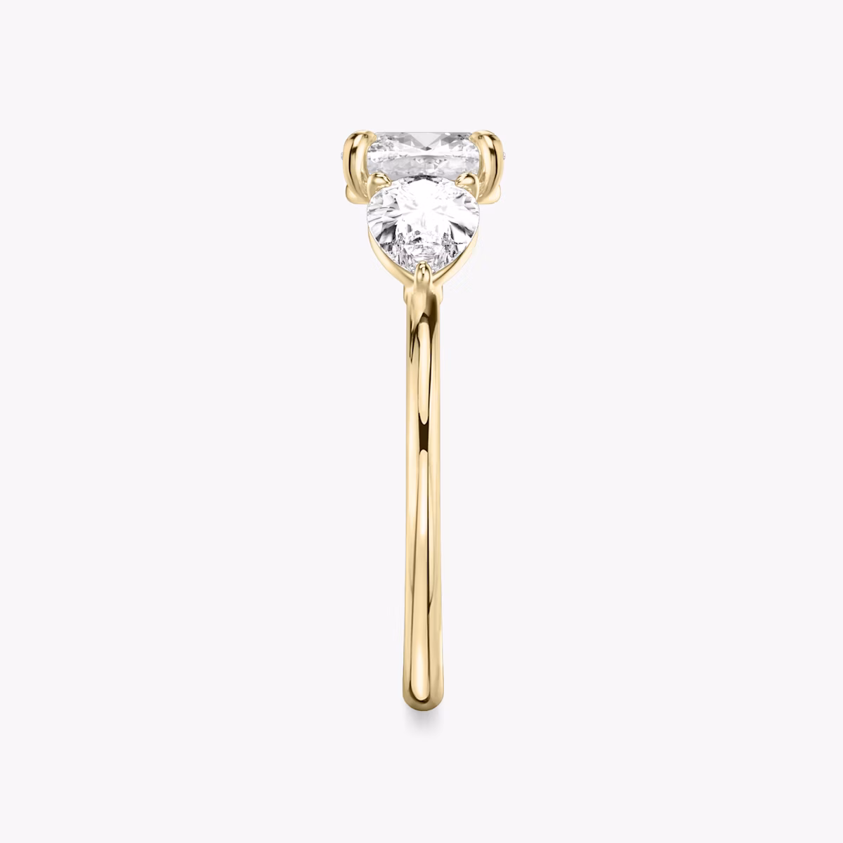 Anillo de compromiso Three Stone | Cojín | 18k | Oro amarillo | bandAccent: Simple | sideStoneCarat: 0.50ct | sideStoneShape: Pera | diamondOrientation: vertical | caratWeight: other