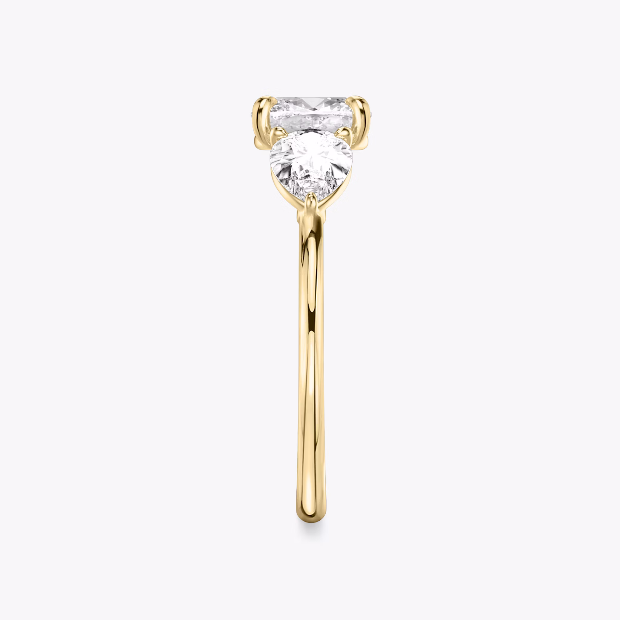 Three Stone | Cushion | 18k | Gelbgold | bandAccent: Ohne Pavé-Besatz | sideStoneCarat: 0.50ct | sideStoneShape: Tropfen | diamondOrientation: vertical | caratWeight: other