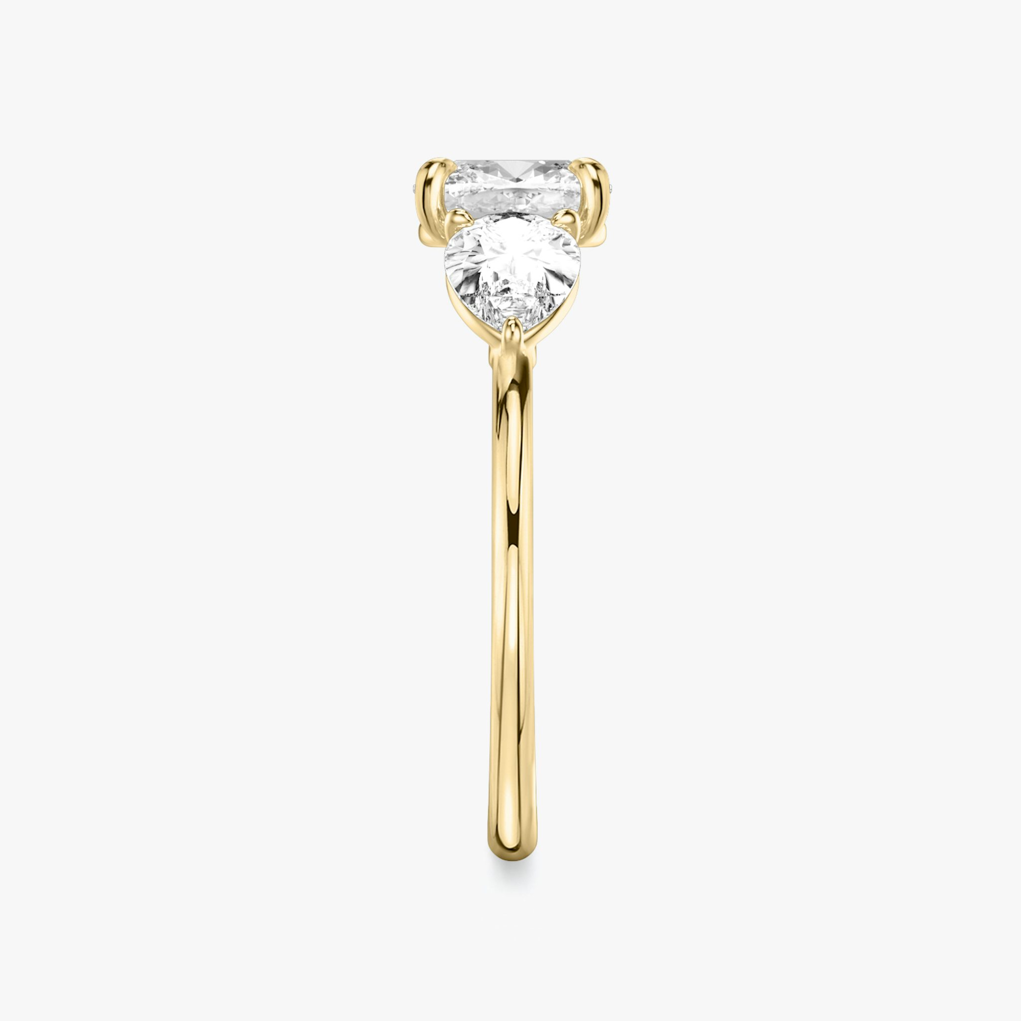 Three Stone | Cushion | 18k | Gelbgold | bandAccent: Ohne Pavé-Besatz | sideStoneCarat: 0.50ct | sideStoneShape: Tropfen | diamondOrientation: vertical | caratWeight: other
