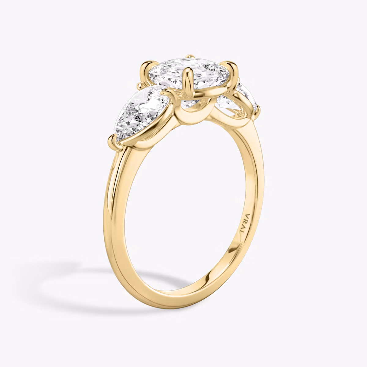 Anillo de compromiso Three Stone | Cojín | 18k | Oro amarillo | bandAccent: Simple | sideStoneCarat: 0.50ct | sideStoneShape: Pera | diamondOrientation: vertical | caratWeight: other